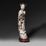 A statue of a beauty Qing dynasty, H 39 cm (base incl.) - 35,5 cm (no base), 1627 g (base incl.) (+)