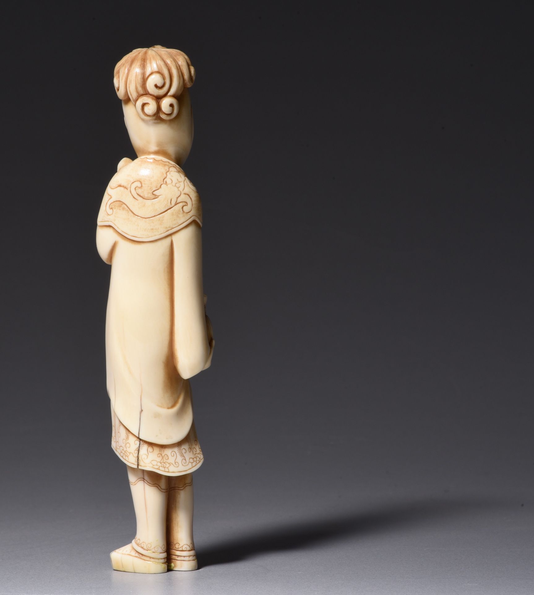 A Chinese ivory figure sculpted in Ming style, 19th century, H 14,2 cm, 79 g (+) - Image 2 of 6