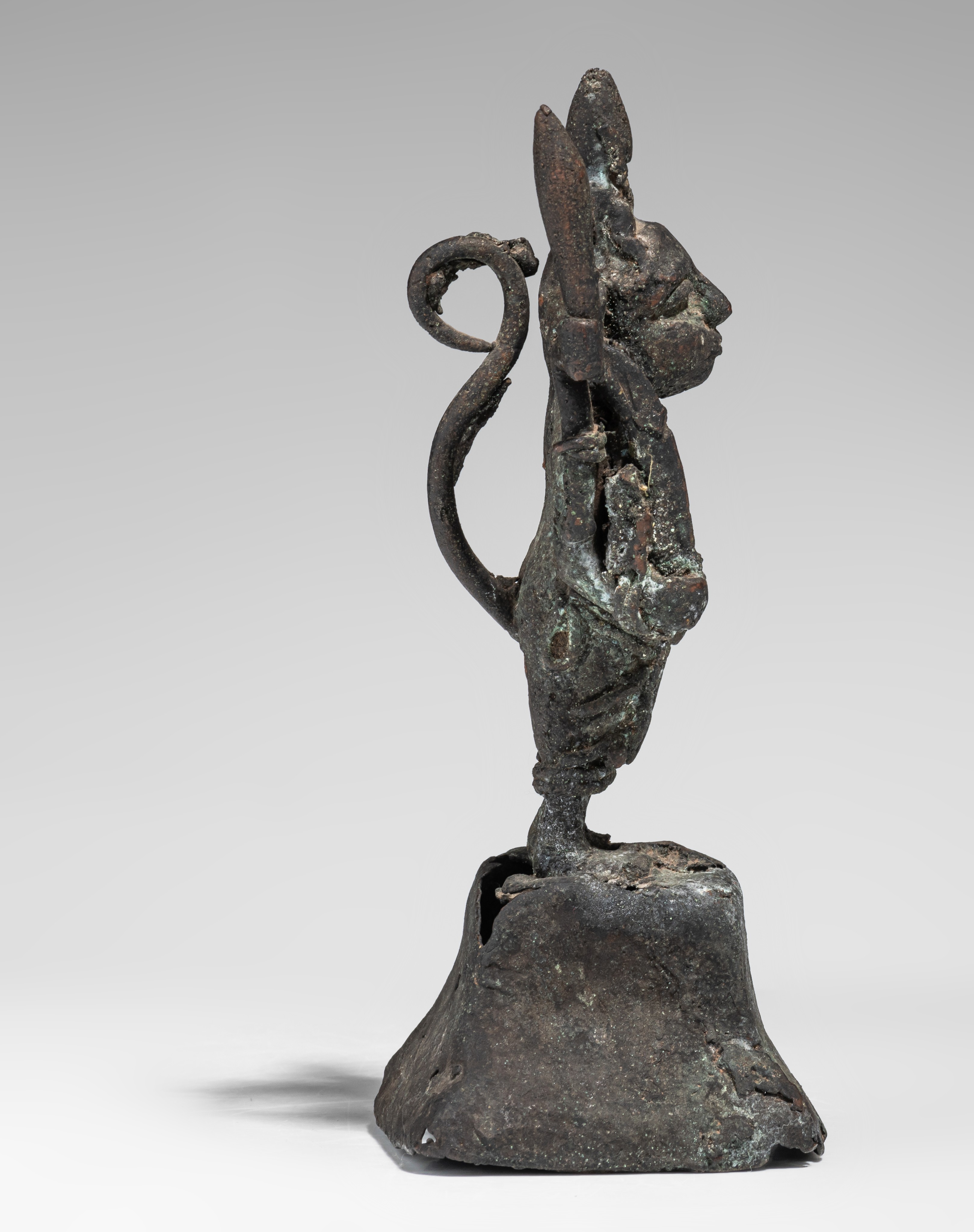 An archaic bronze figure, H 19,5 cm - Image 6 of 8