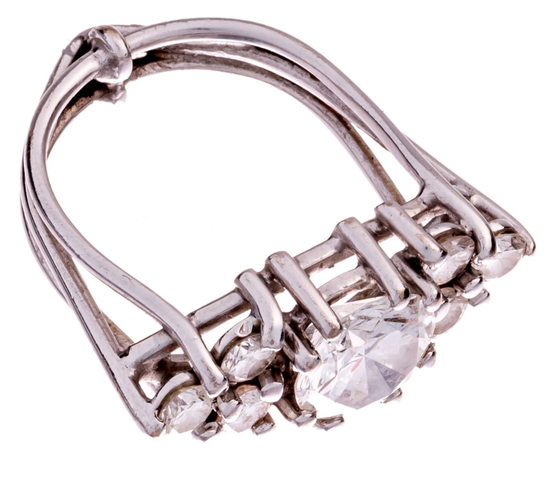 An impressive 18ct white gold ring, set with brilliant-cut diamonds, 8 g - Image 2 of 5