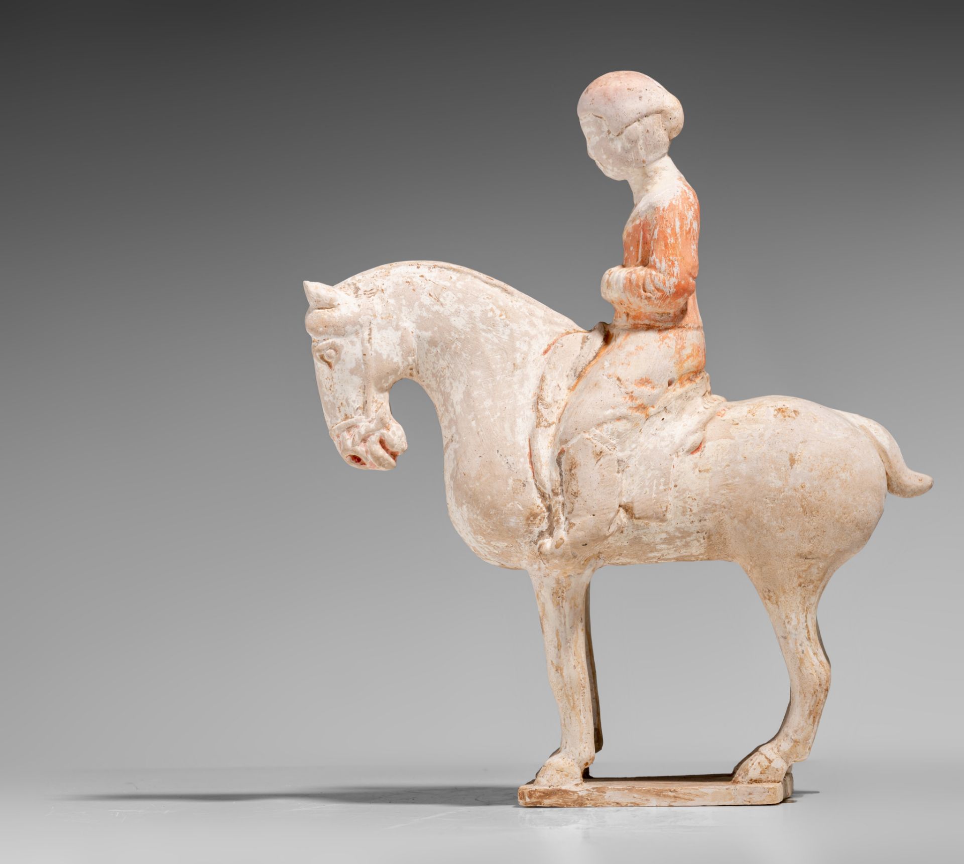 A Chinese painted pottery figure of a horse and a rider, Tang dynasty, L 25,8 - H 28,5 cm - Bild 6 aus 13
