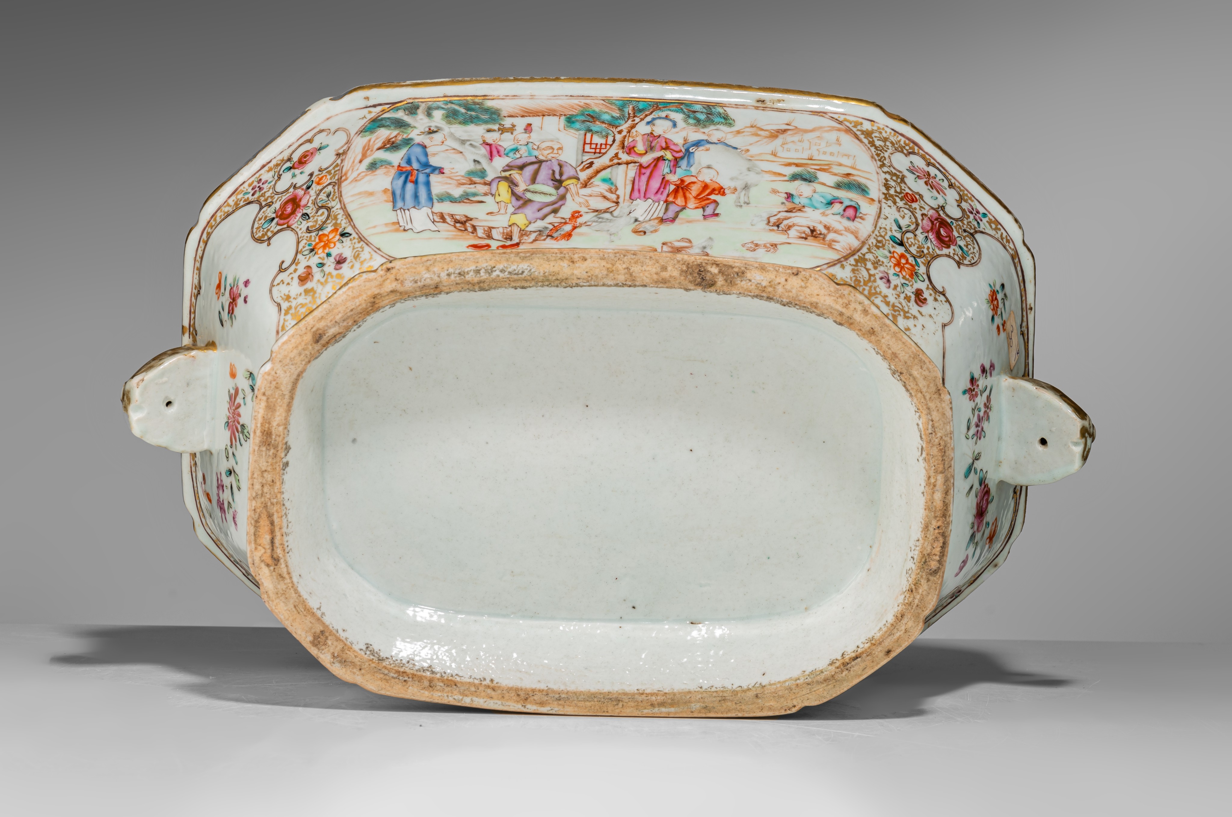 A collection of famille rose and gilt decorated export porcelain ware, 18thC, largest - H 12,5 - 34, - Image 13 of 20