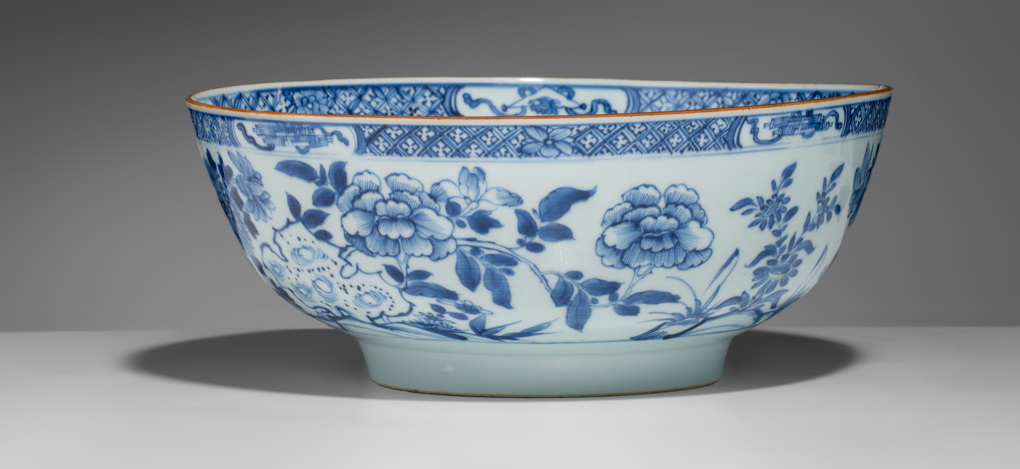 A collection of Chinese Imari and blue and white export ware, 18thC, largest ø 29 cm (6) - Image 7 of 11