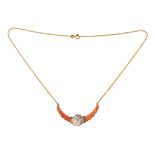 An 18ct yellow gold necklace, the pendant set with corals and brilliant-cut diamonds, L 45,7 Cm