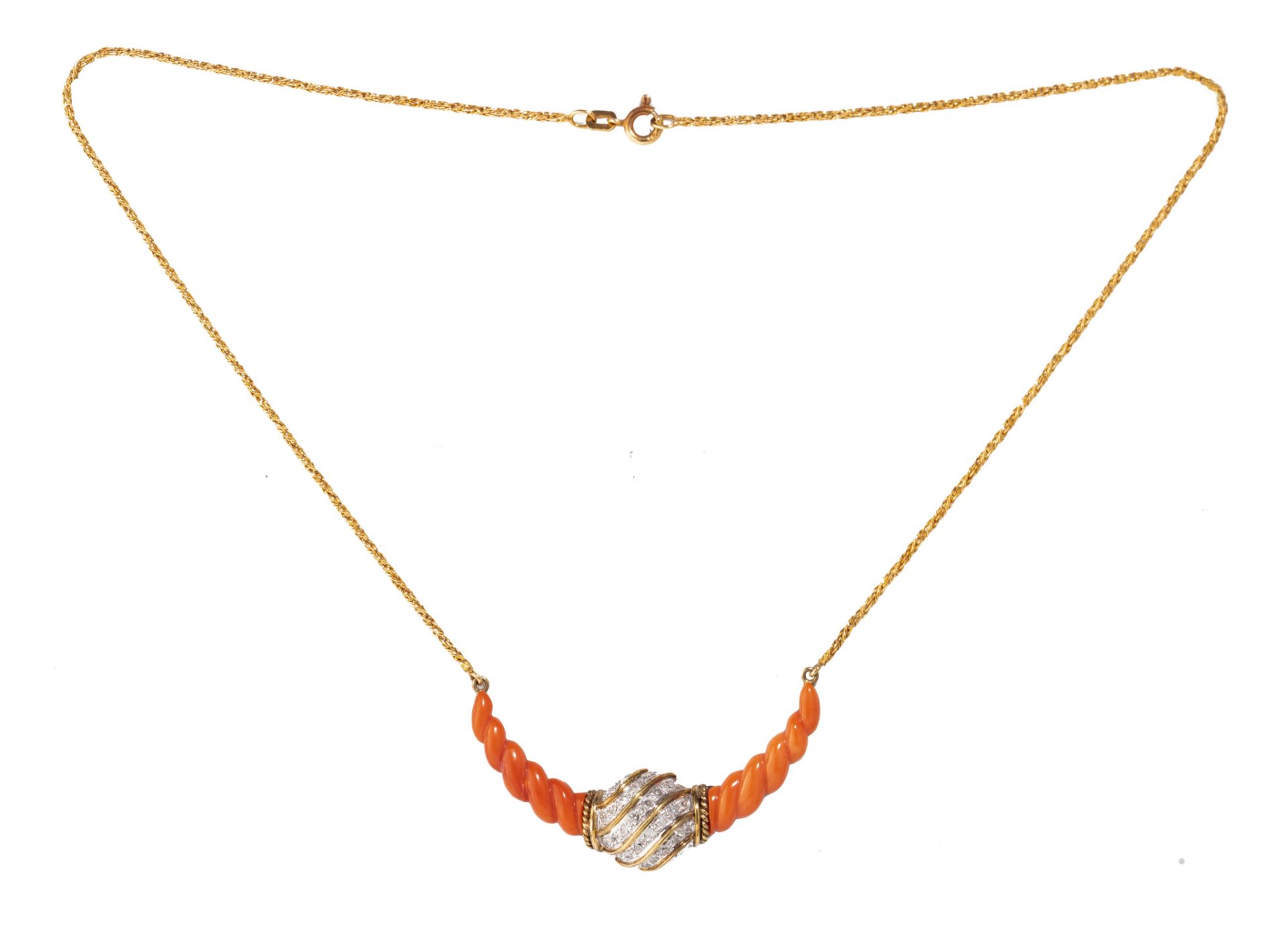 An 18ct yellow gold necklace, the pendant set with corals and brilliant-cut diamonds, L 45,7 Cm