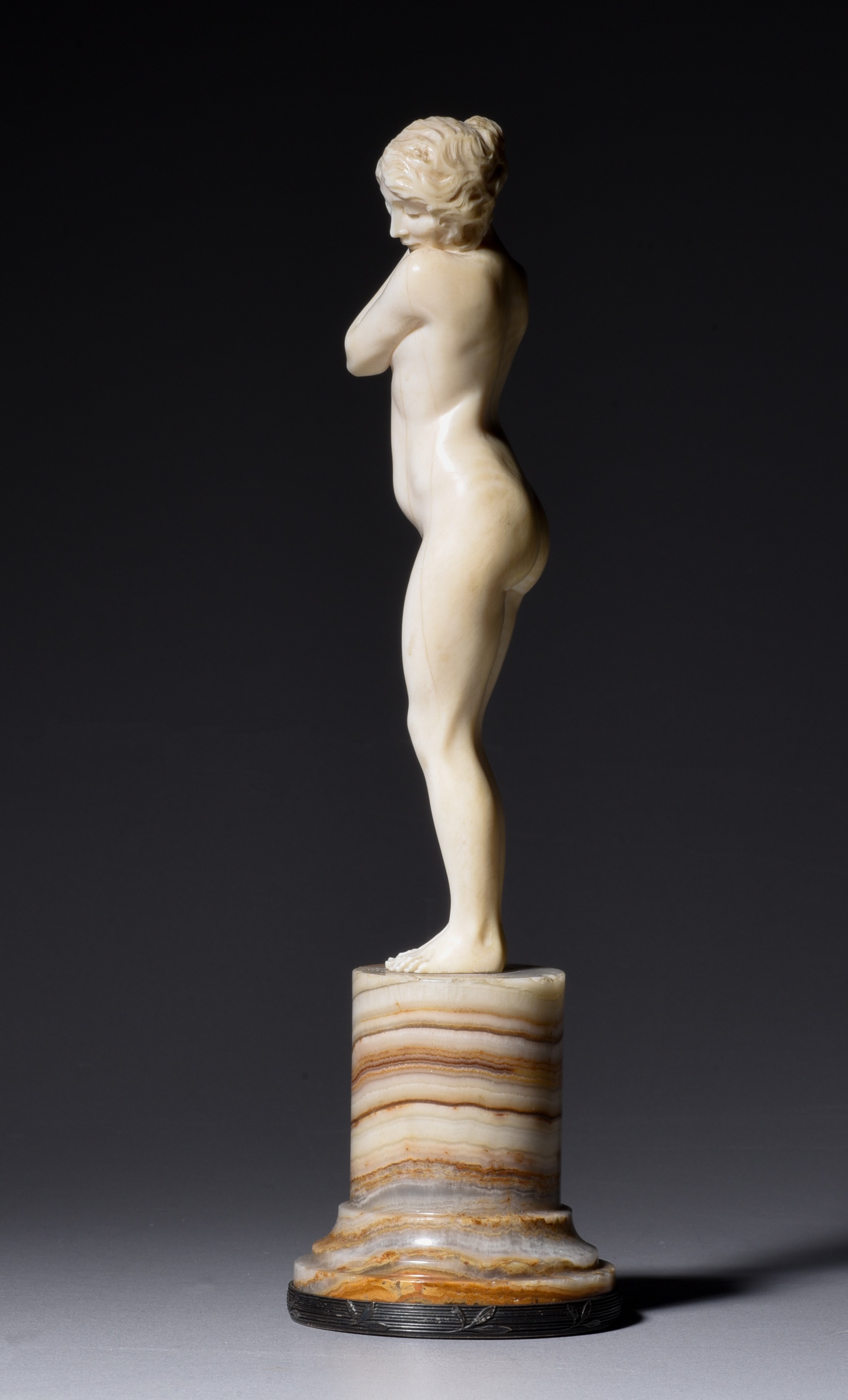 An Art Deco ivory female nude mounted on an onyx base, signed J. Bertrand, H 16,2 cm - 117g (+) - Image 2 of 4