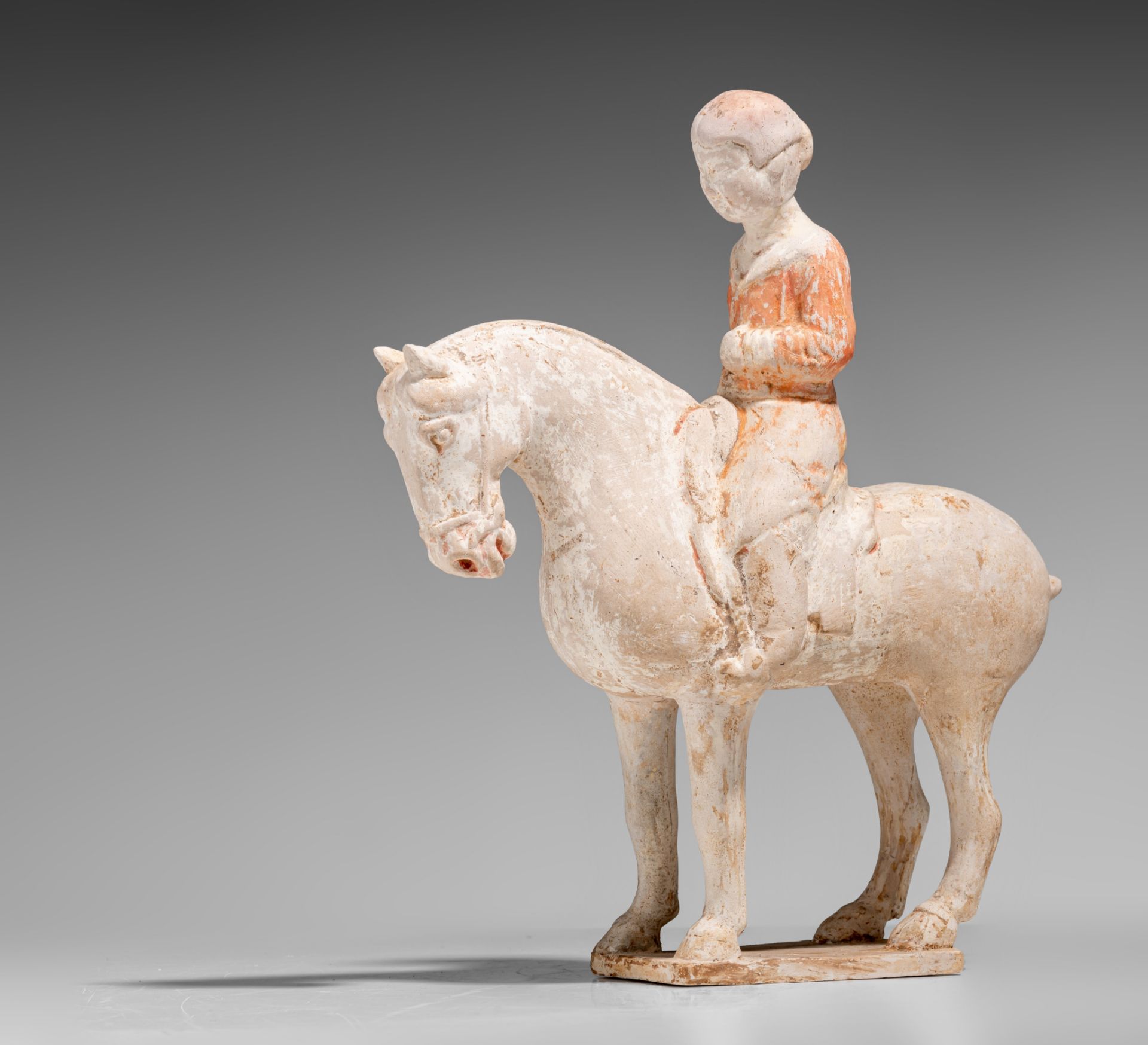 A Chinese painted pottery figure of a horse and a rider, Tang dynasty, L 25,8 - H 28,5 cm - Bild 5 aus 13