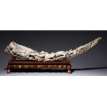 A sculpted tusk, 54,5 cm (inner arch), 62 cm (outer arch), late Qing, Ø 23,5 cm, 1380g (+)