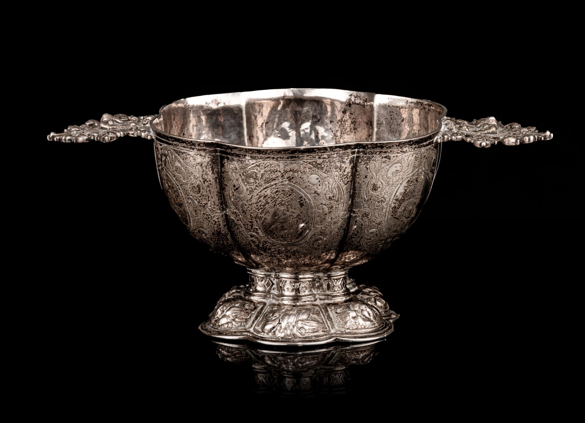 A silver bowl, with apocryphal Dokkum hallmarks, year letter R, H 8 cm, weight: 232 g