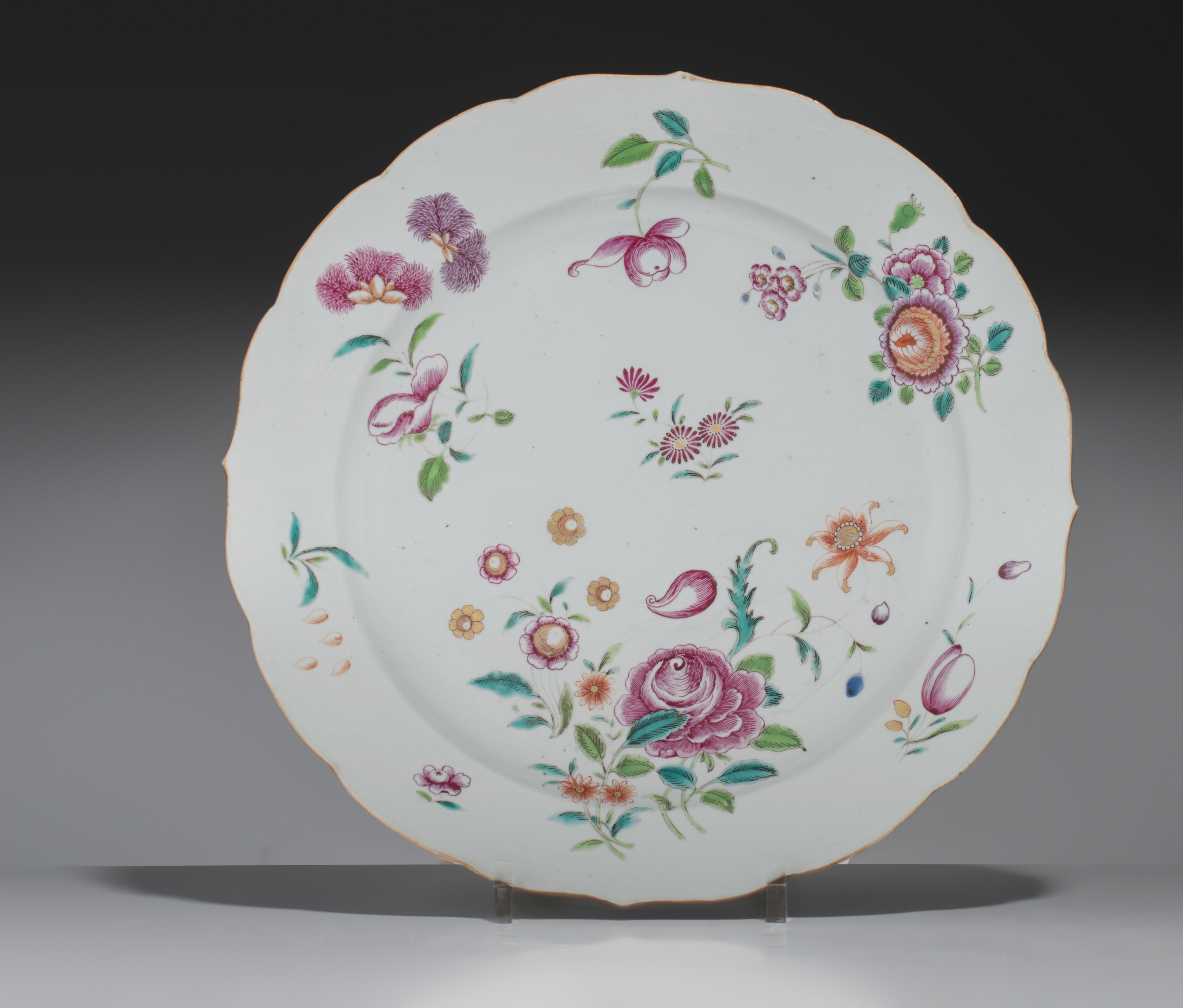 Three Chinese famille rose foliate-shaped export porcelain chargers, 18thC, ø 34,5 - 38 cm - Image 2 of 7