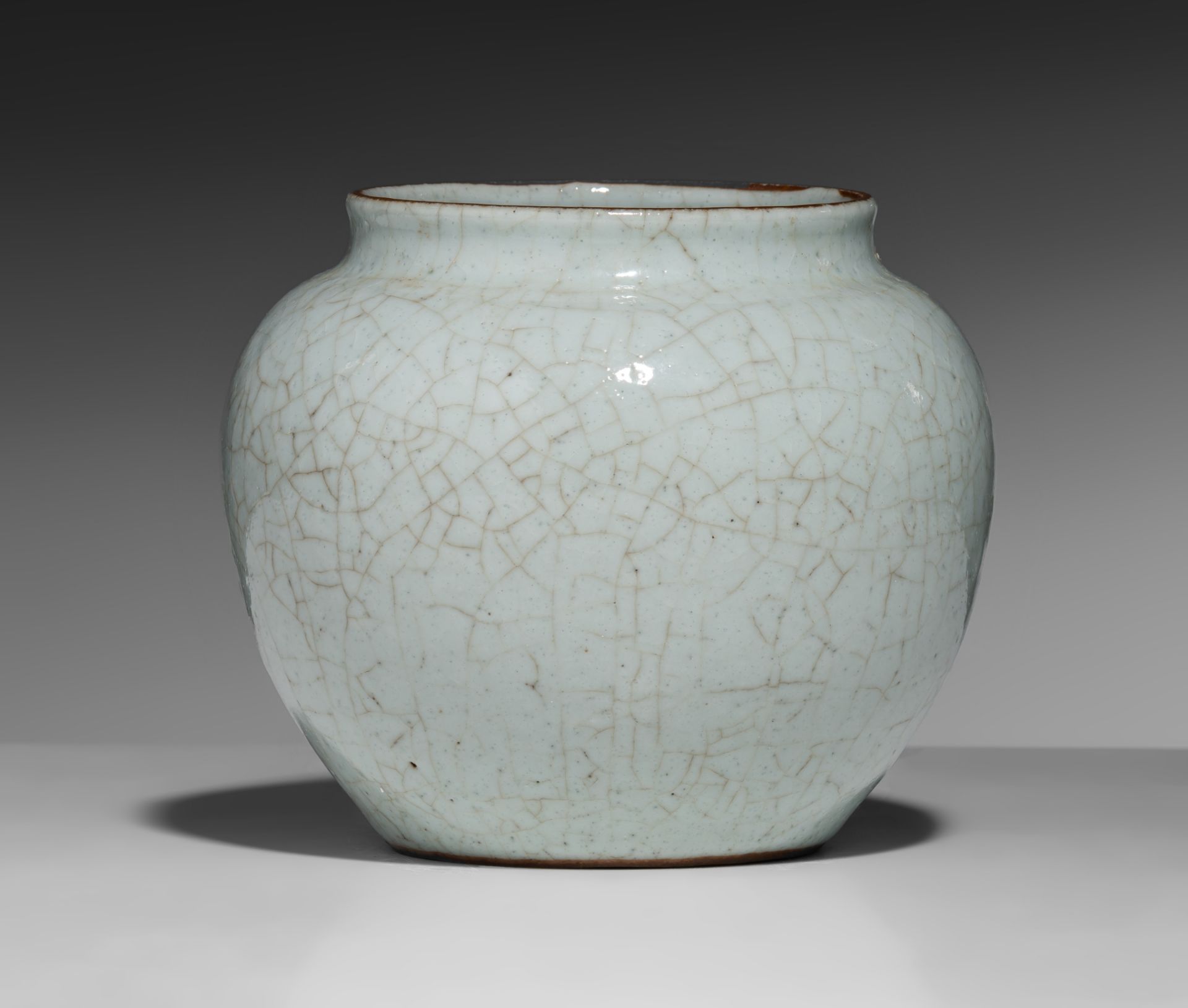 A Chinese Ge-type celadon-crackle glazed jar, H 12 cm - Image 6 of 9