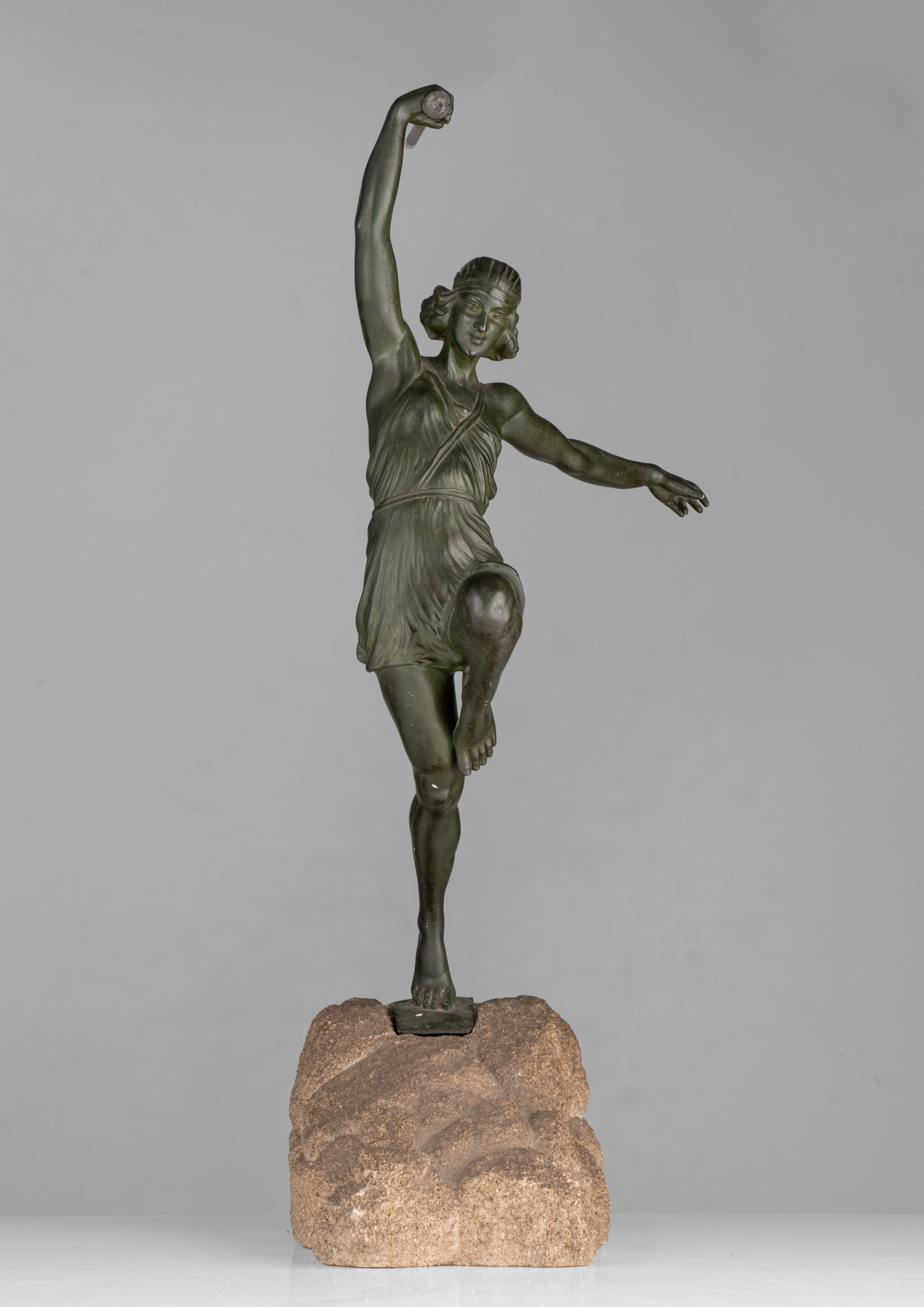 An Art Deco patinated spelter woman with a javelin by Pierre le Faguays (1892-1962), ca. 1930, H 60 - Image 4 of 9