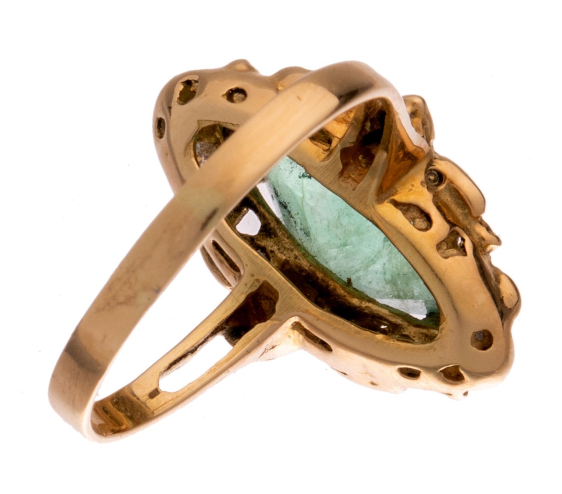 A ring in 18ct yellow gold, set with a marquise cut emerald and 16 brilliant cut diamonds, 5,5 g - Image 3 of 4