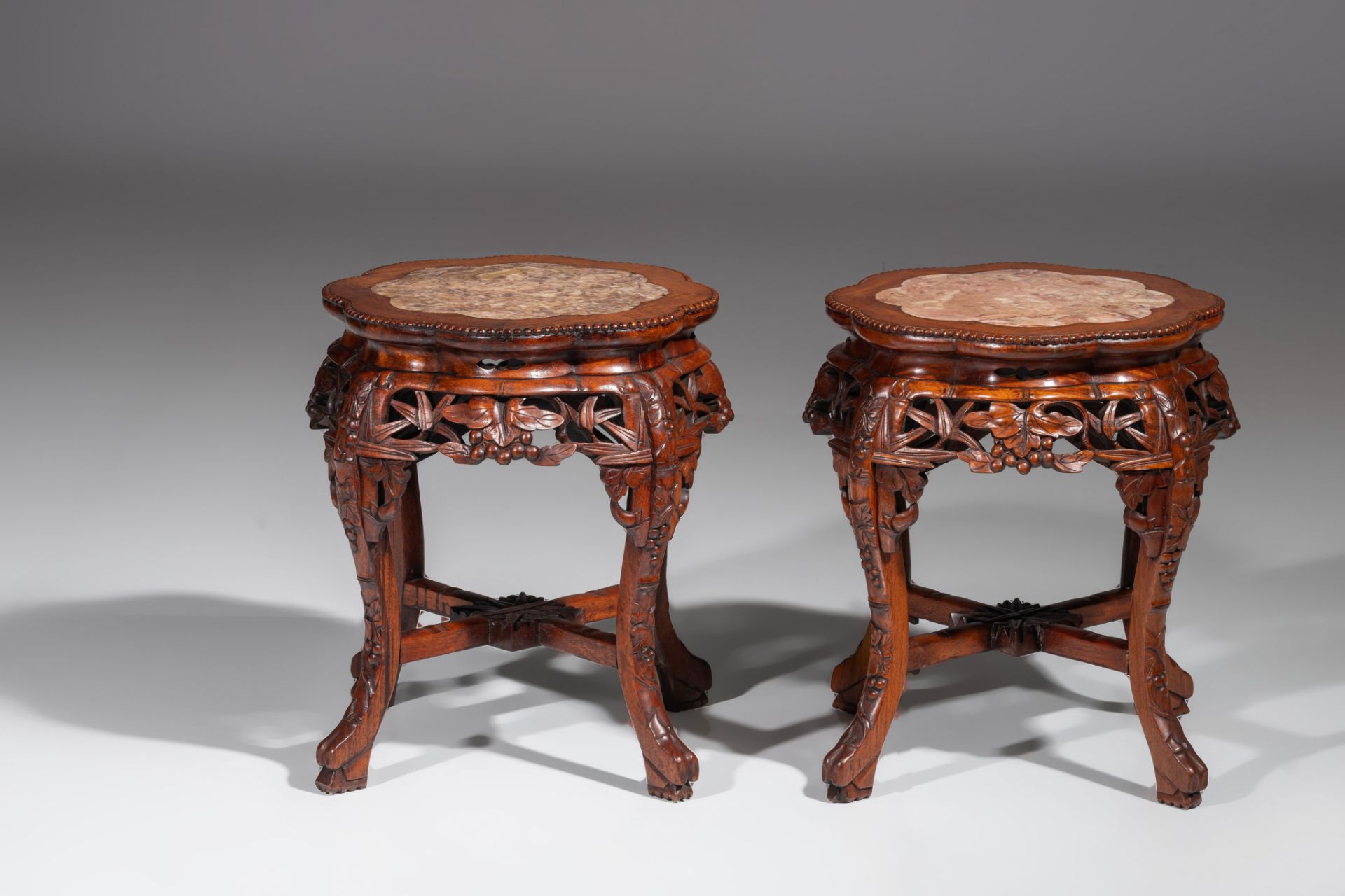 A collection of four carved low hardwood stands, with marble tops, late Qing, tallest H 61,5 cm (4) - Bild 10 aus 13