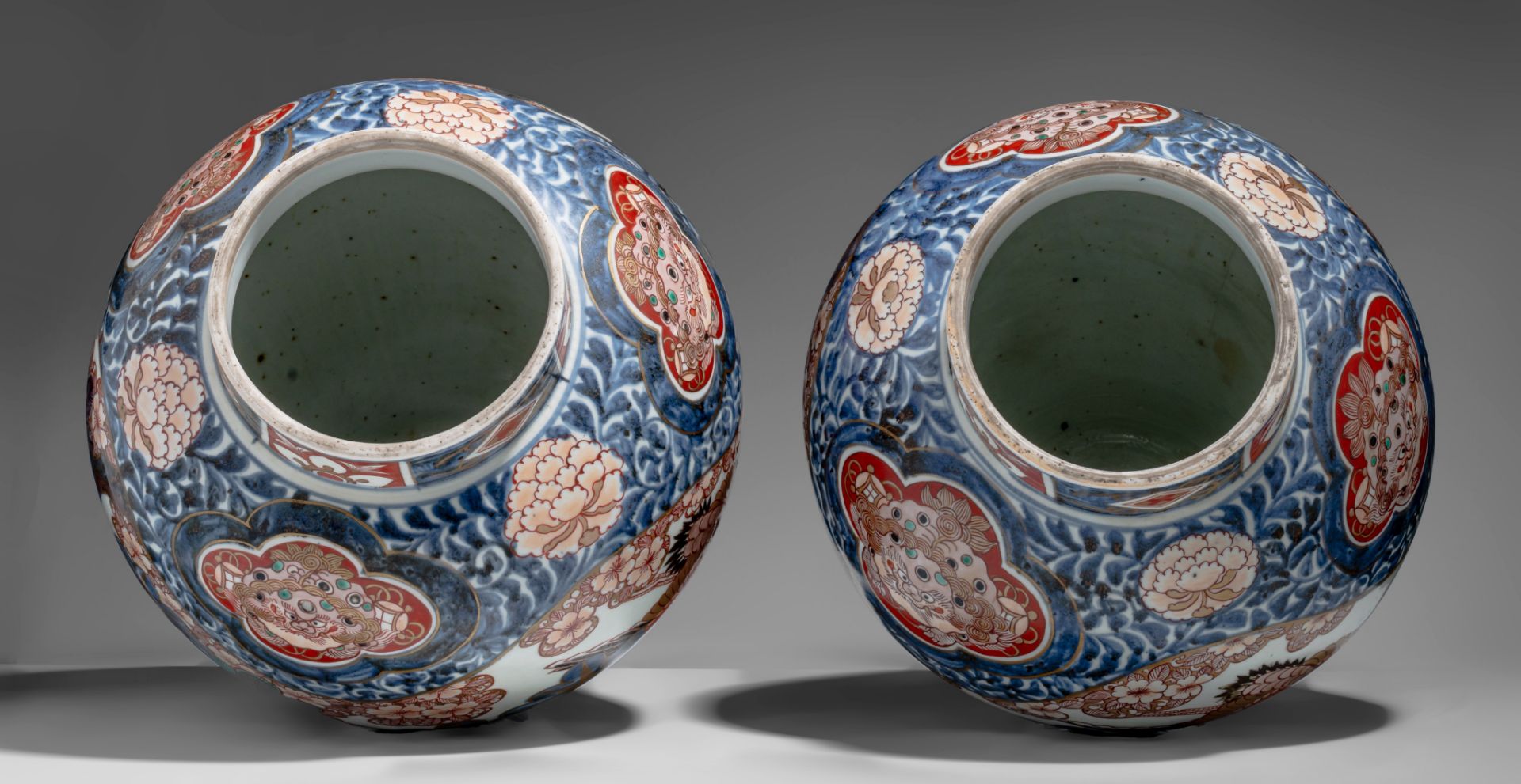 A similar pair of large Japanse Imari 'Crane' vases and covers, Edo period, late 18thC, H 64,5 cm - Image 6 of 9