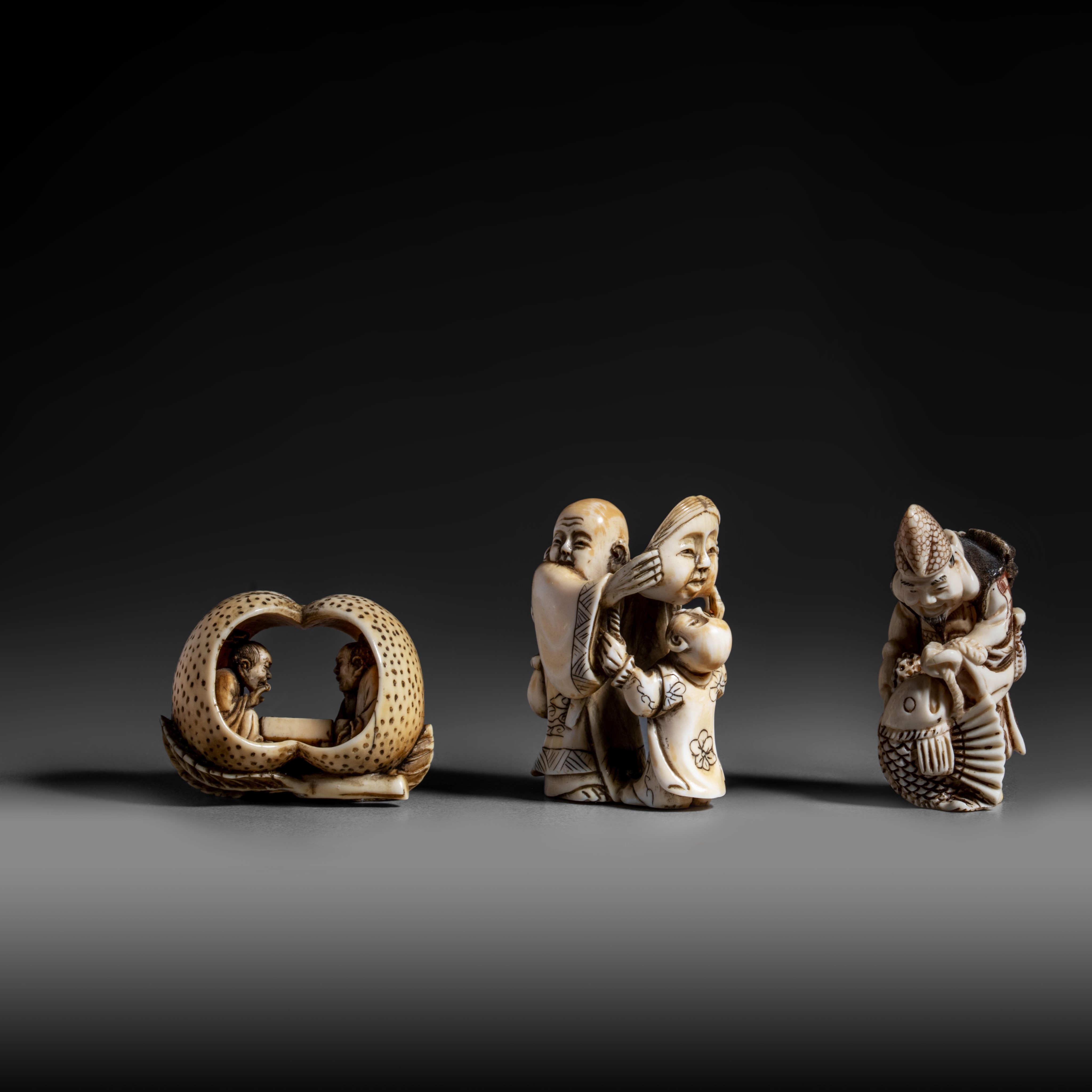 Three ivory okimono, H 3,3 - 4,9 - 4,9 cm / 20g - 18g - 25g (+)