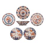 A various collection of 17th/18thC Dutch Delft Imari-style plates and a saucer, ø 22 / H 6 cm