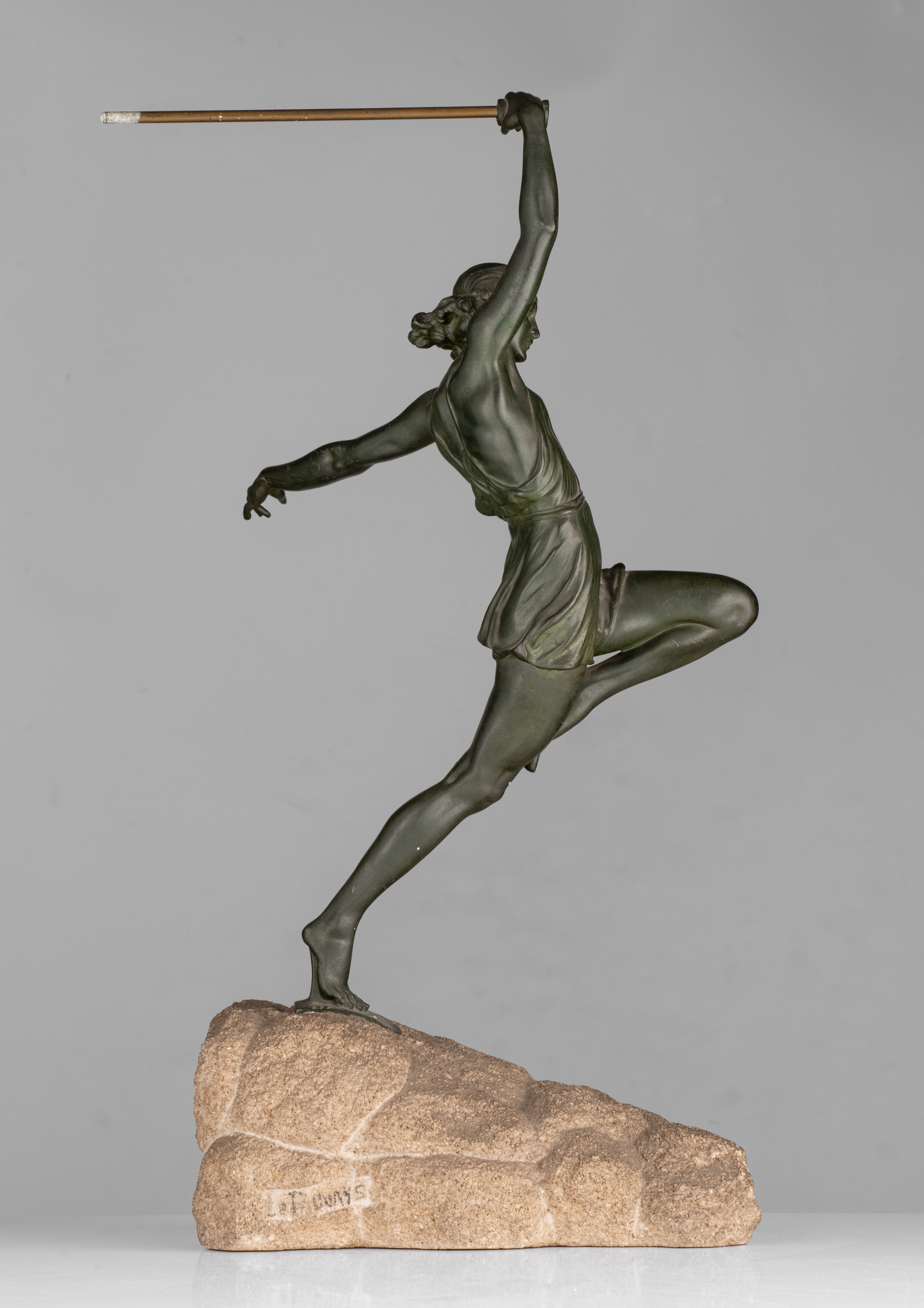 An Art Deco patinated spelter woman with a javelin by Pierre le Faguays (1892-1962), ca. 1930, H 60 - Image 5 of 9