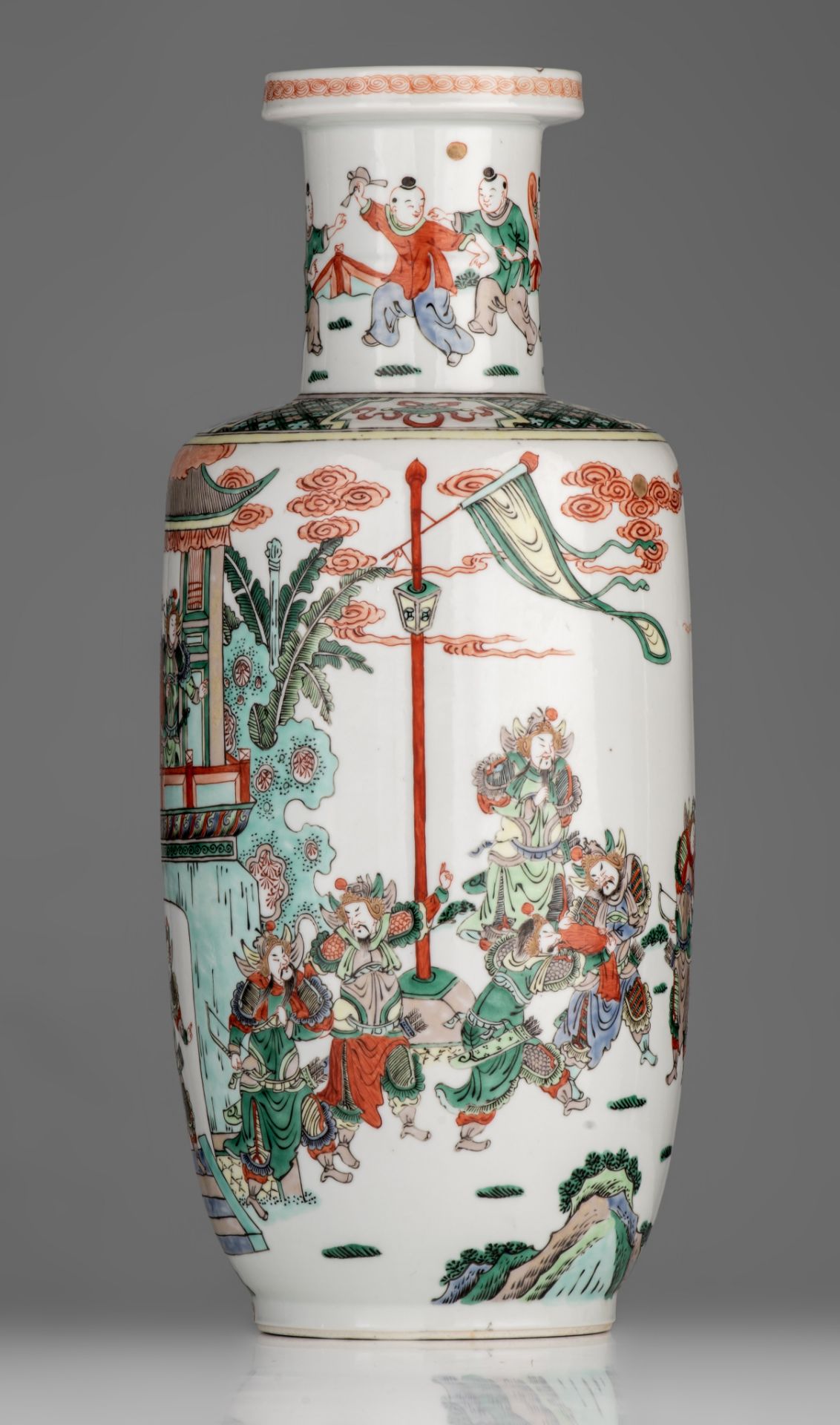 A Chinese famille verte 'Romance of the Three Kingdoms' rouleau vase, late Qing/20thC, H 45,5 cm - Bild 3 aus 7