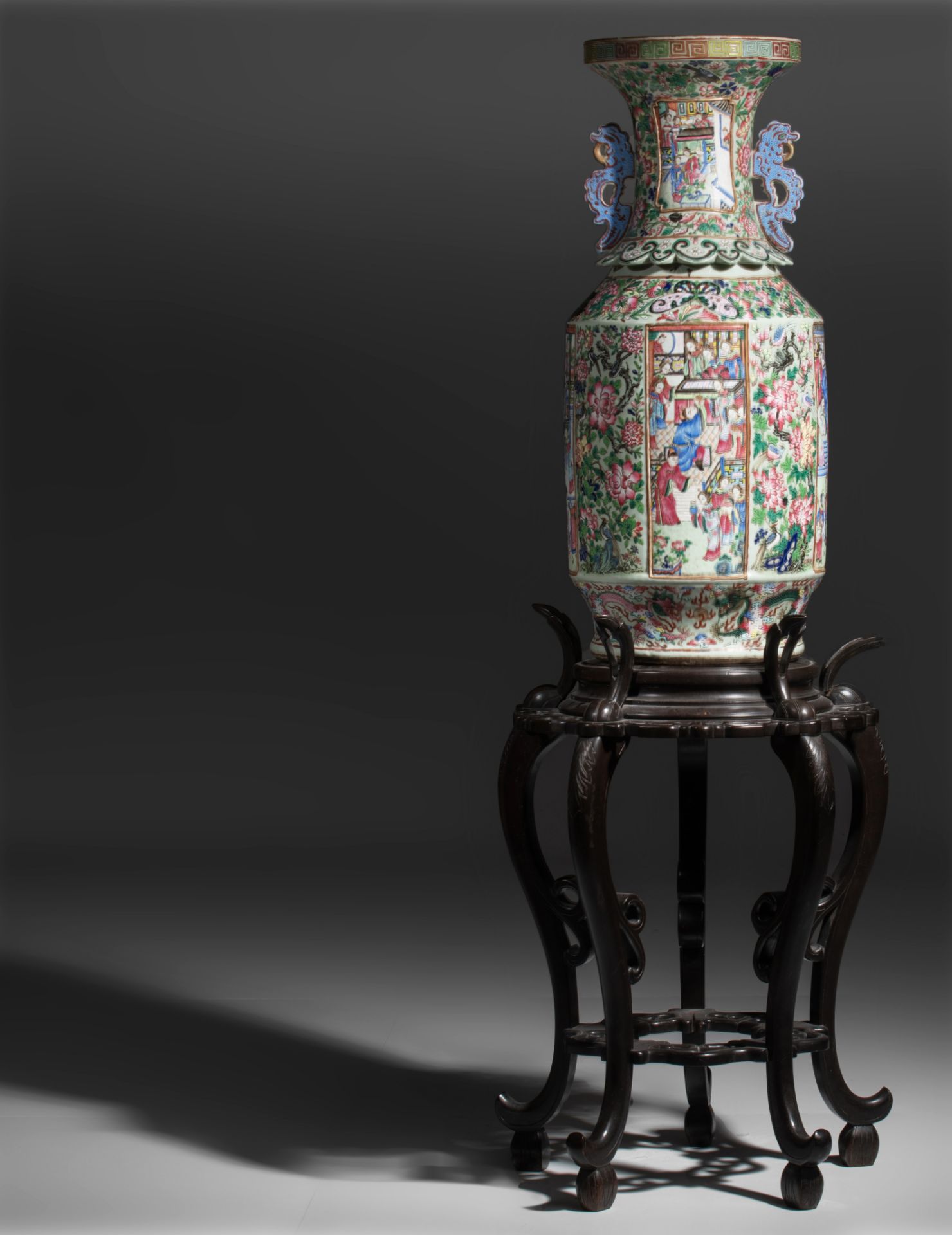 An imposing Chinese Canton famille rose vase, paired with stylised dragon handles, 19thC, H 85,4 cm - Bild 2 aus 14
