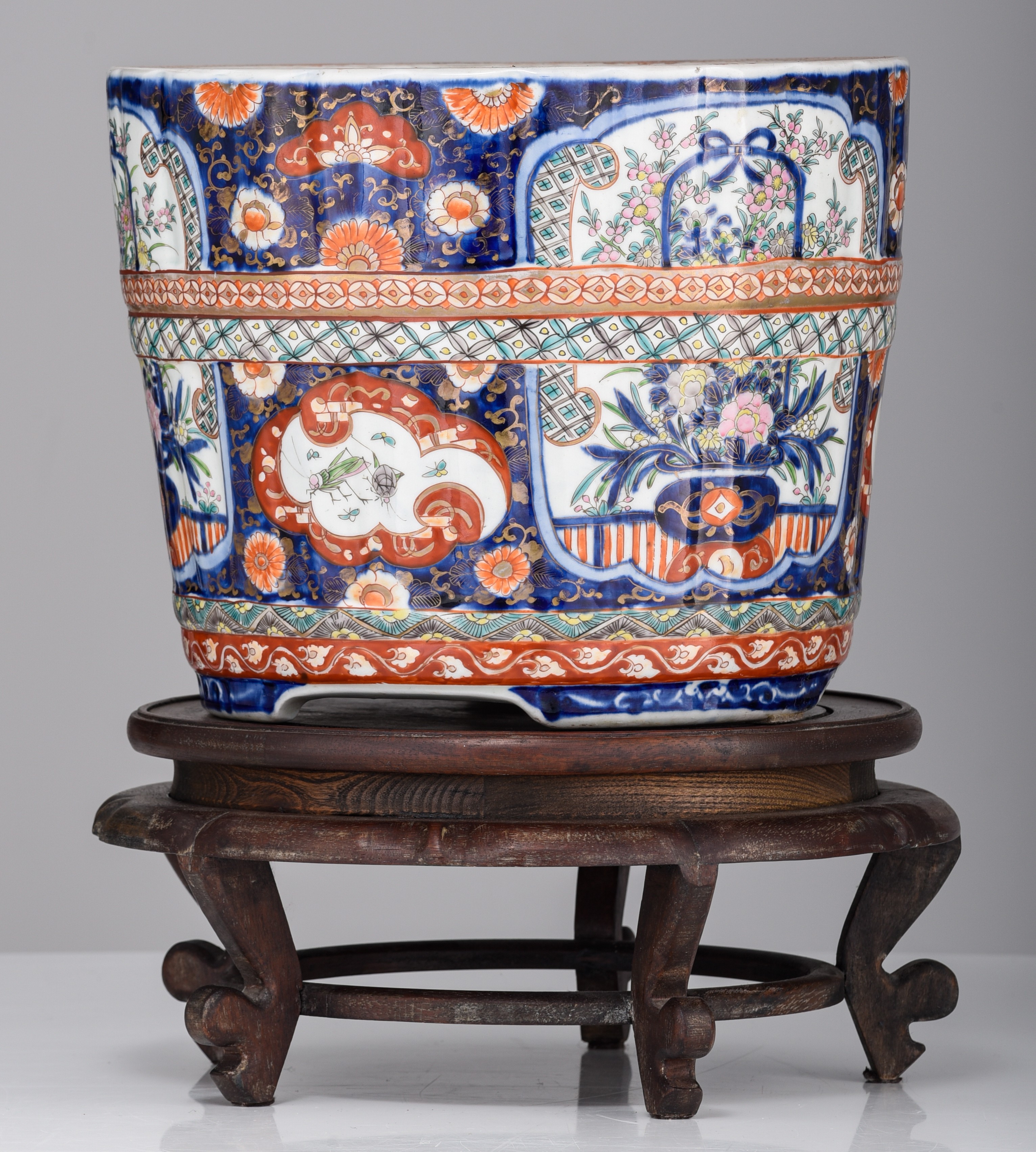 A Japanese Imari jardinière, on a matching wooden stand, H 26,3 - ø 32 cm - Image 3 of 7