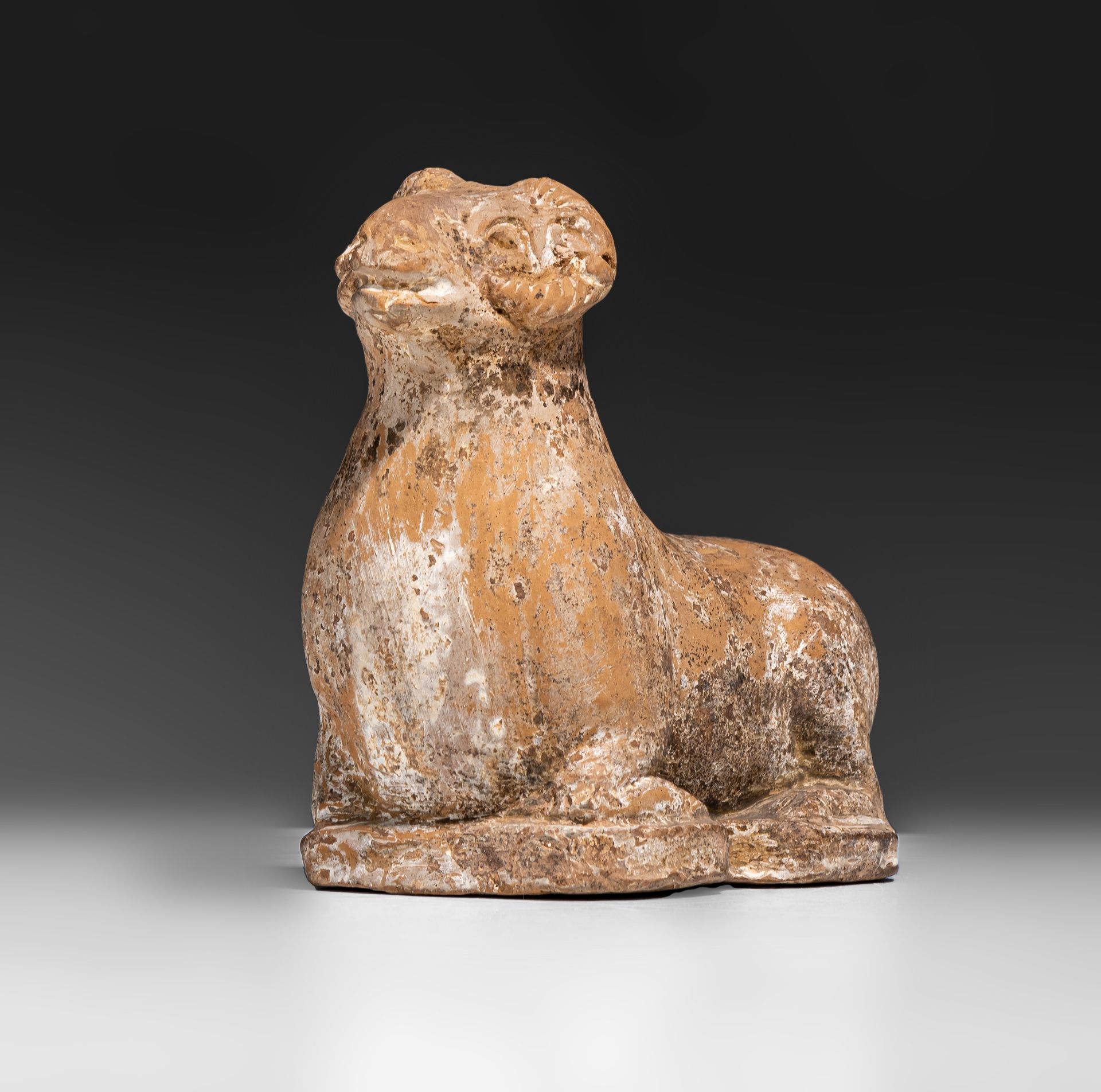 A Chinese Han pottery figure of a recumbent ram, Han dynasty, L 16 - H 11,9 cm - Bild 4 aus 9