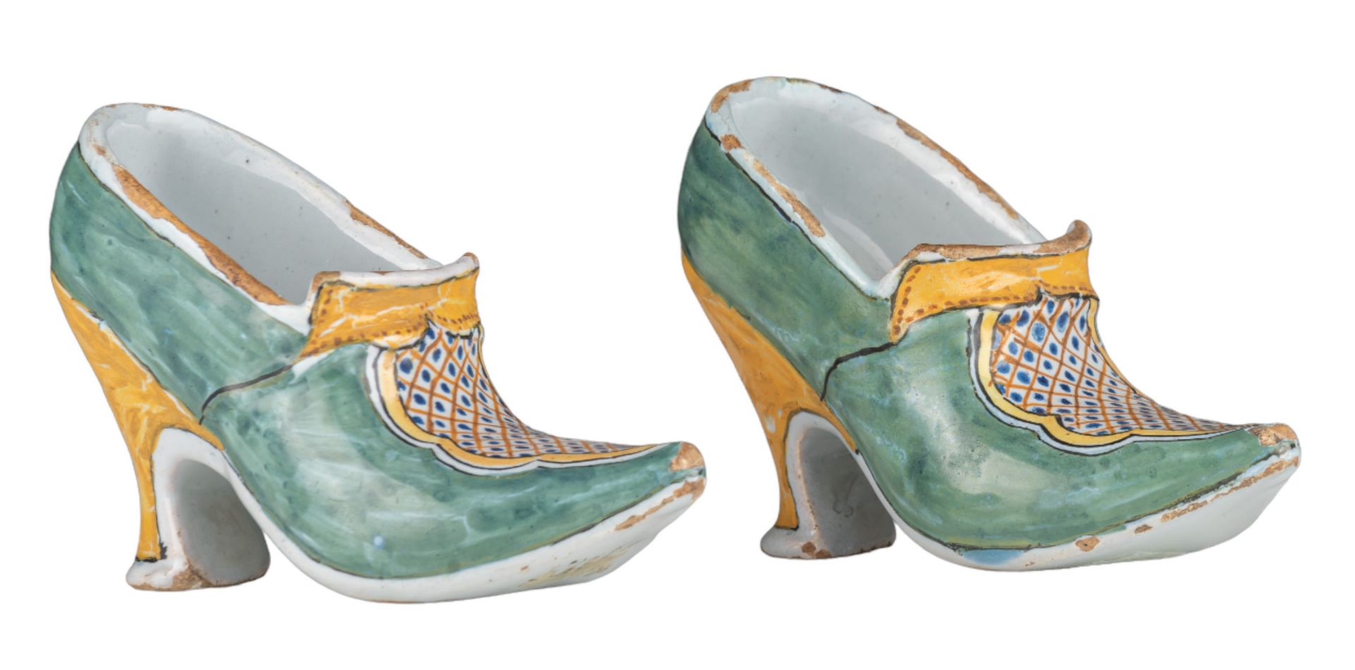 A pair of 18thC Dutch Delft miniature shoes, polychrome decorated, H 7 cm