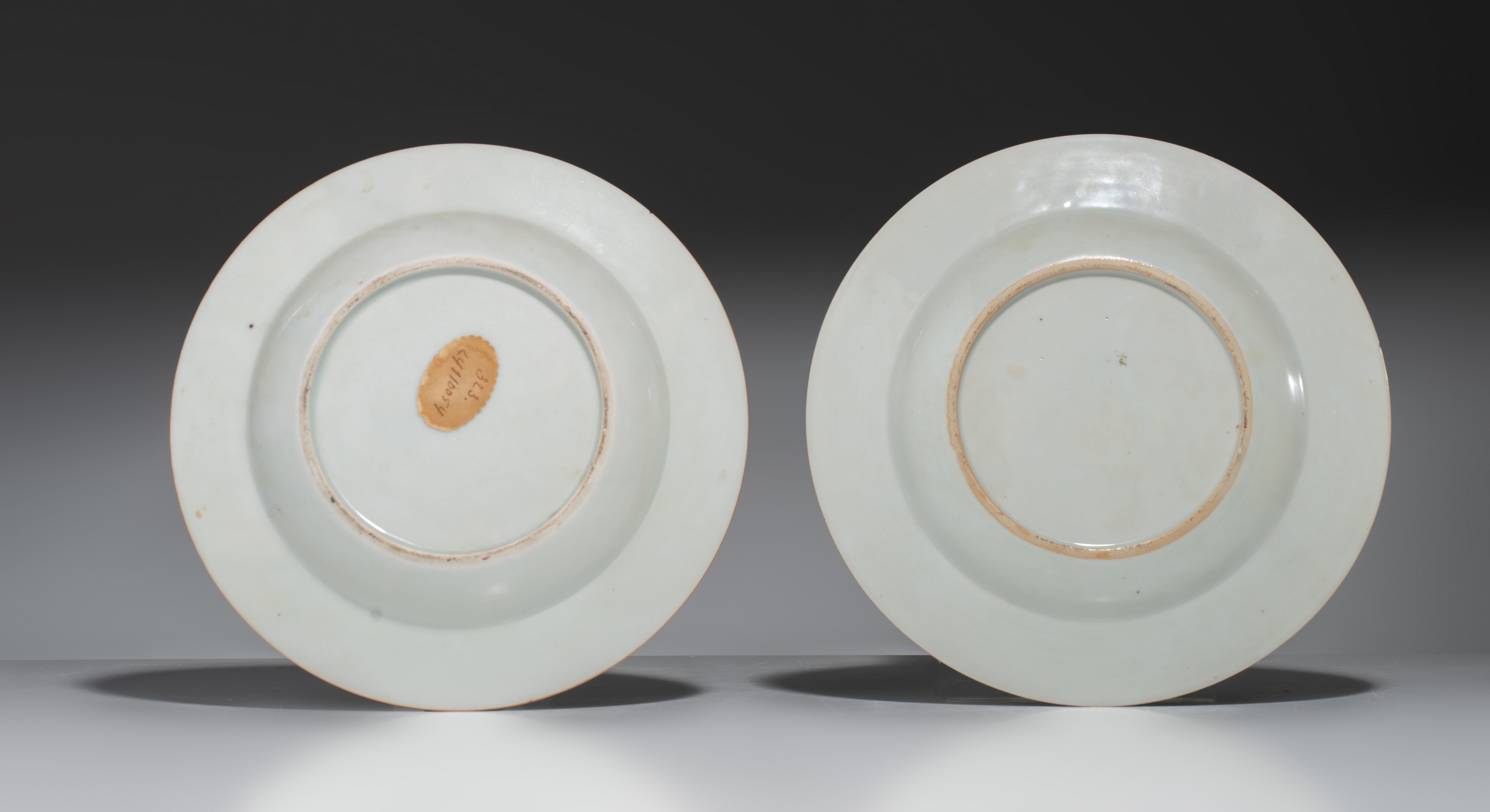 Four Chinese famille rose floral decorated export porcelain dishes, Yongzheng/Qianlong period, ø 22, - Image 5 of 5