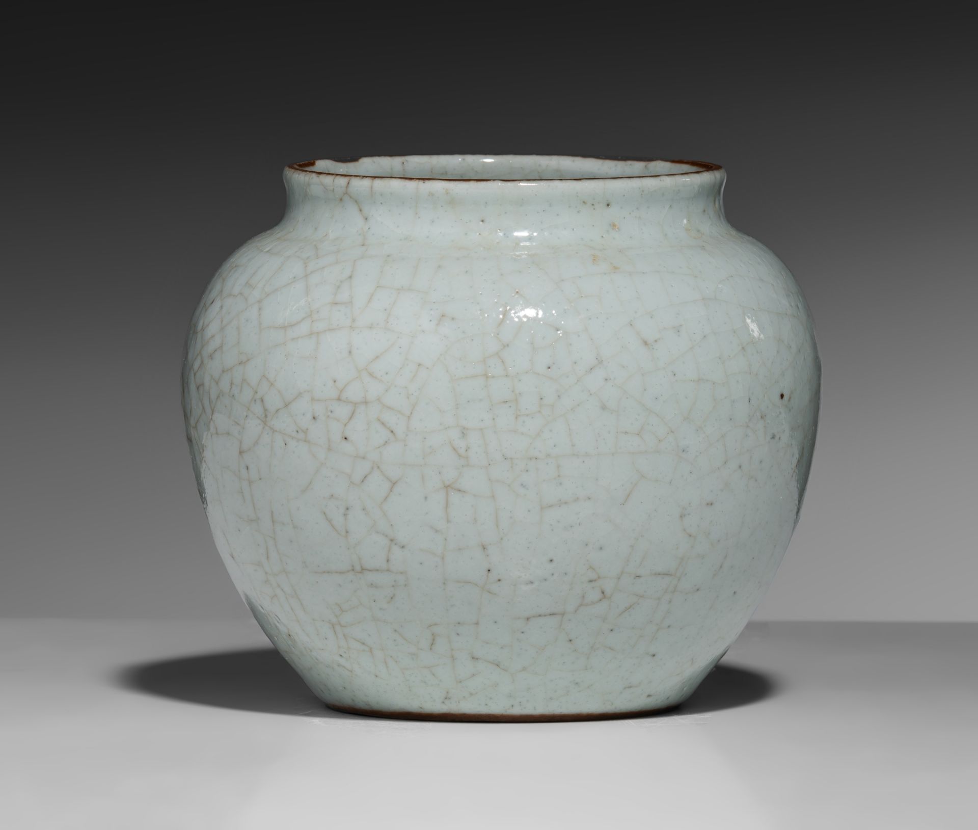 A Chinese Ge-type celadon-crackle glazed jar, H 12 cm - Image 3 of 9