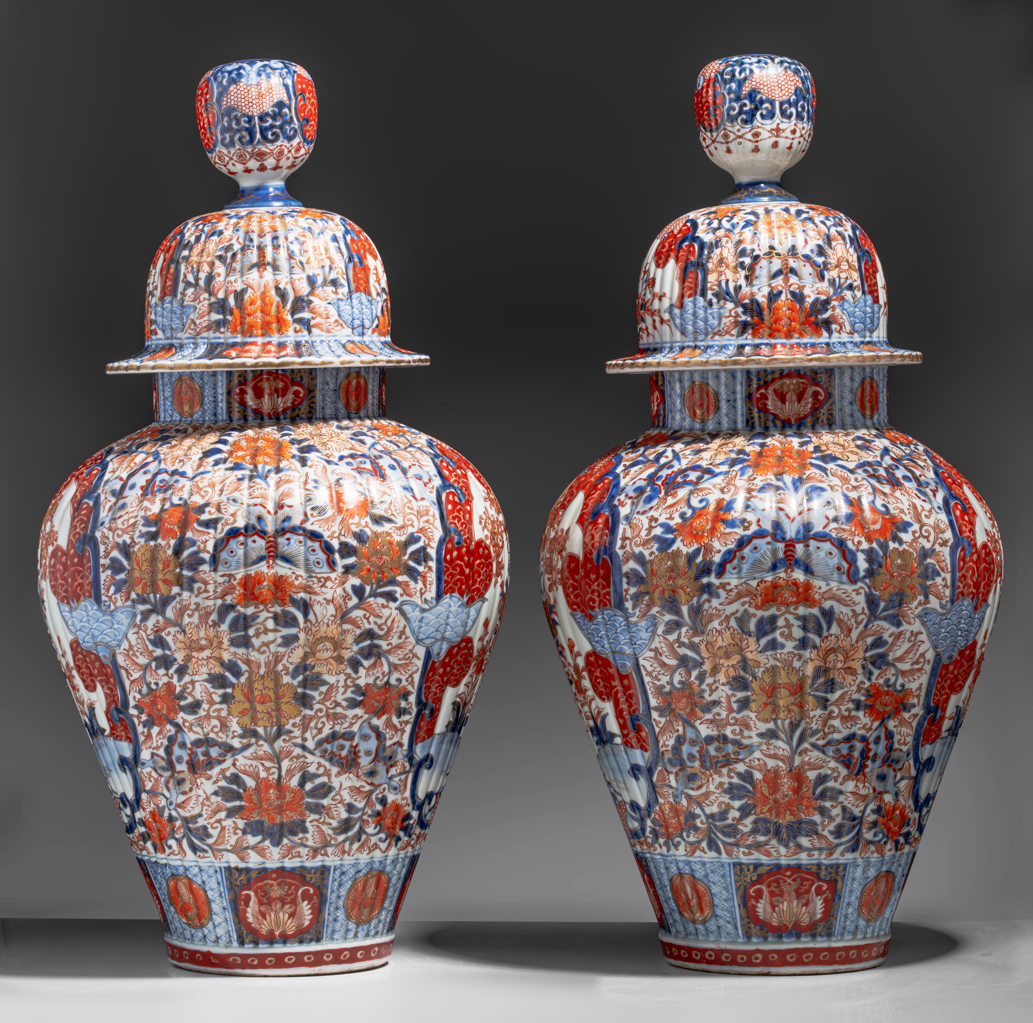 A pair of large Japanese Imari ribbed vases and covers, Edo period, late 18thC, H 69,5 cm - Image 3 of 9