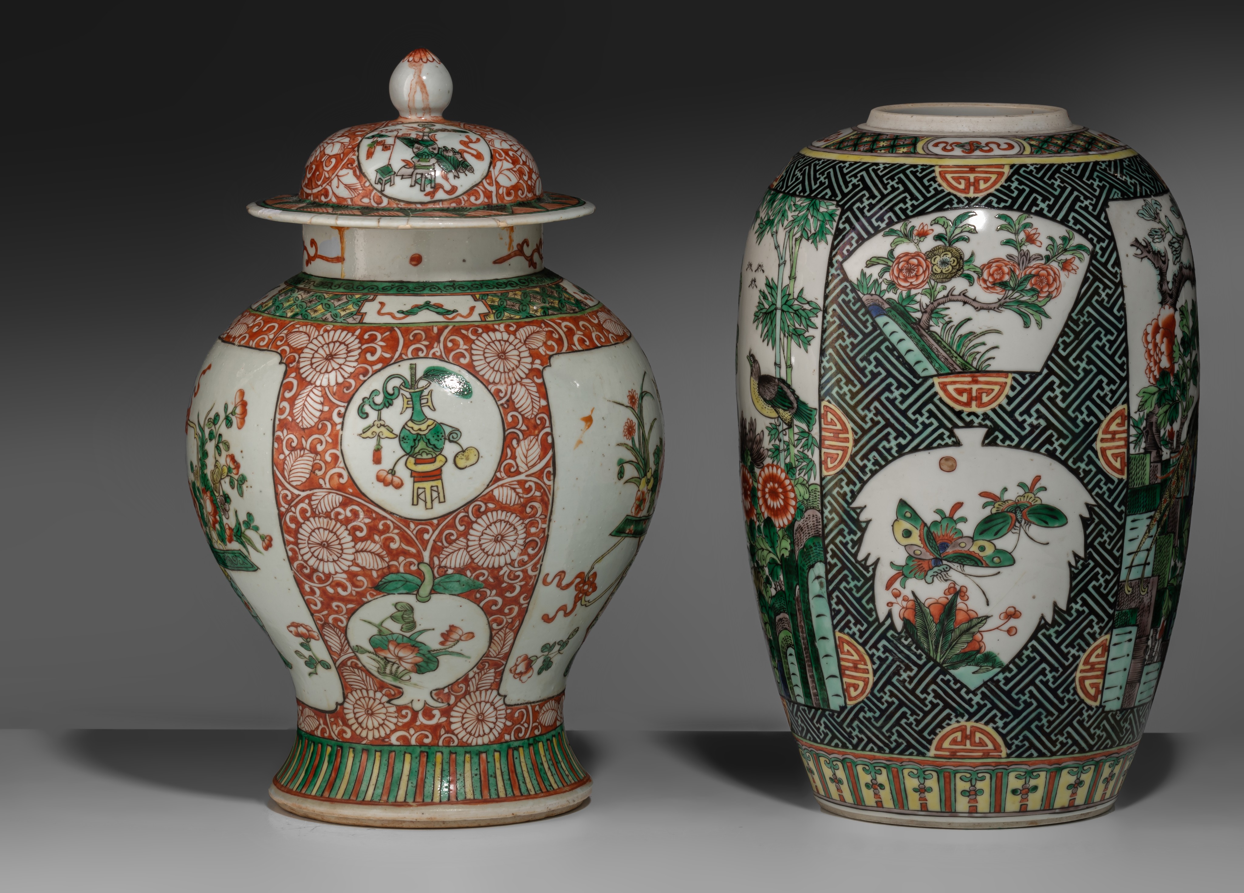 A Chinese famille verte covered vase and a melon-shaped jar, 19thC, H 34,5 - 37,5 cm - Image 5 of 7