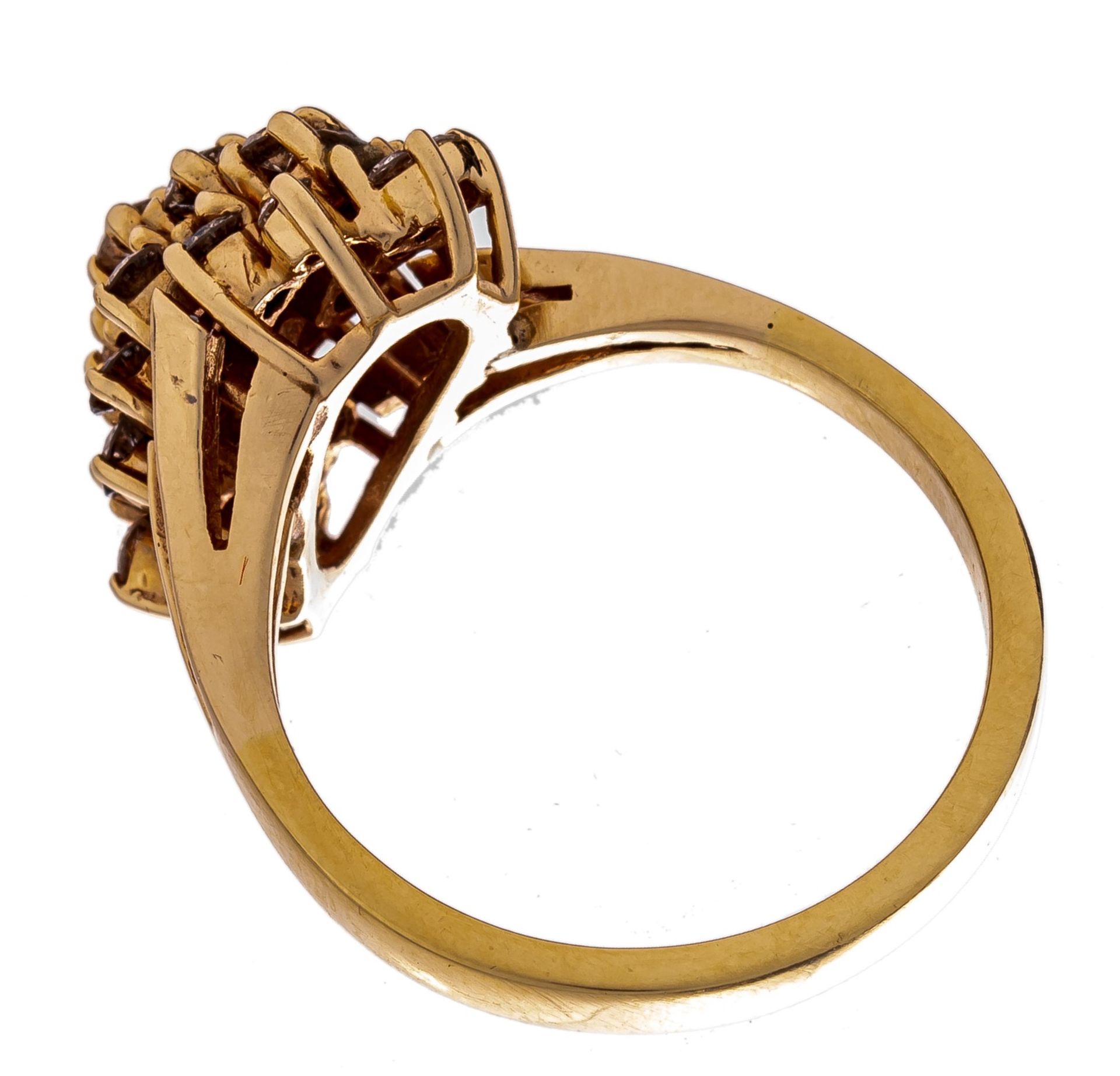 A ring in 18ct yellow gold, set with 19 brilliant cut diamonds, 7,5 g (all-in) - Image 3 of 3
