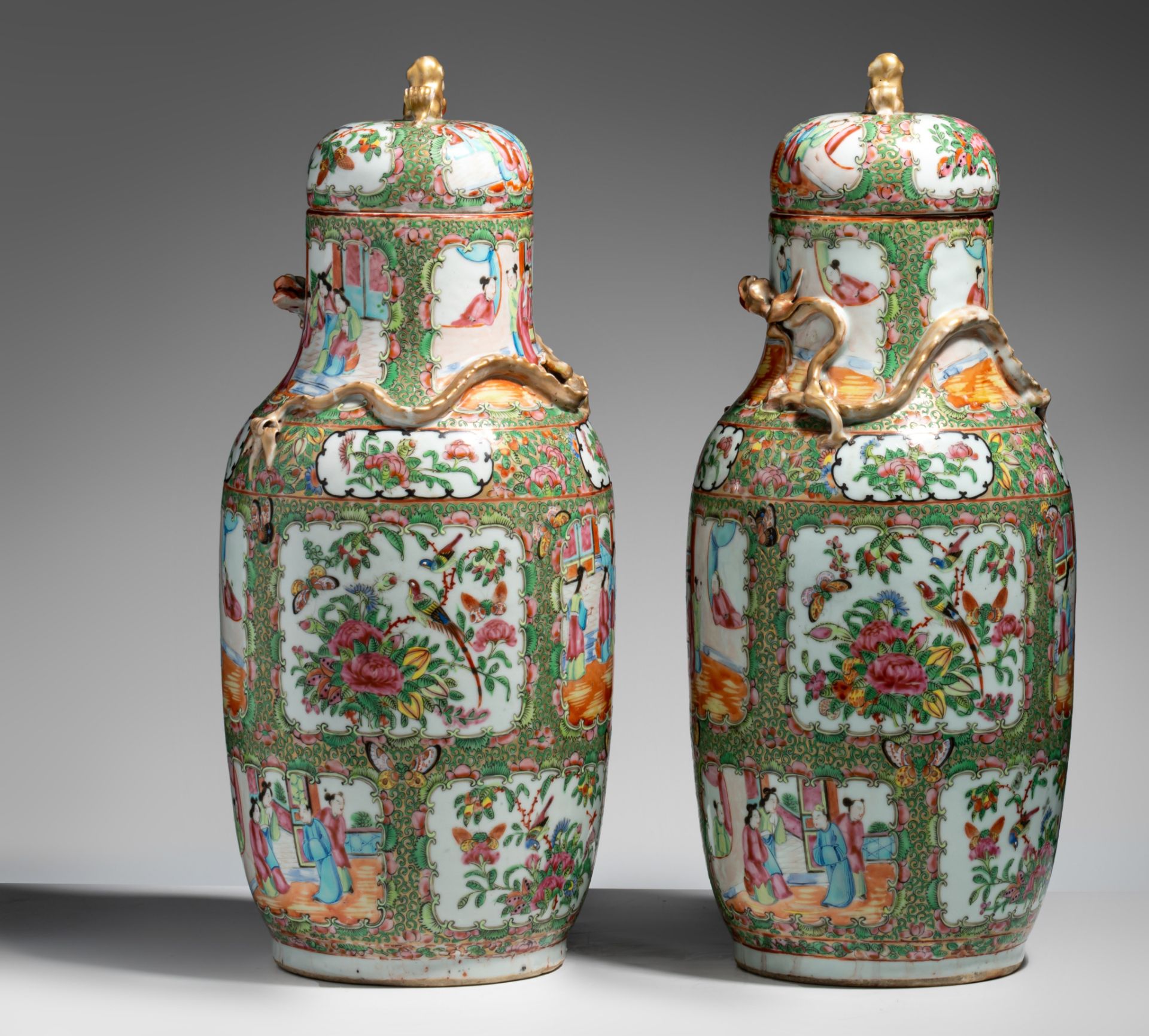 A pair of Chinese Canton lidded vases, 19thC, H 50 cm - Bild 3 aus 9