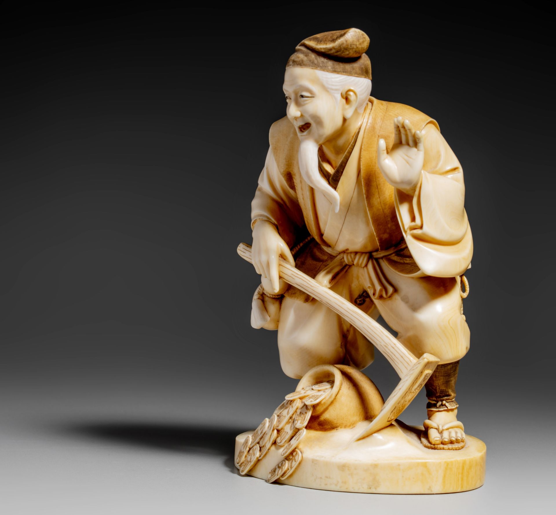 A Japanese ivory okimono, Meiji/Taîsho period, H 16,4 cm, 638 g (+) - Bild 2 aus 7