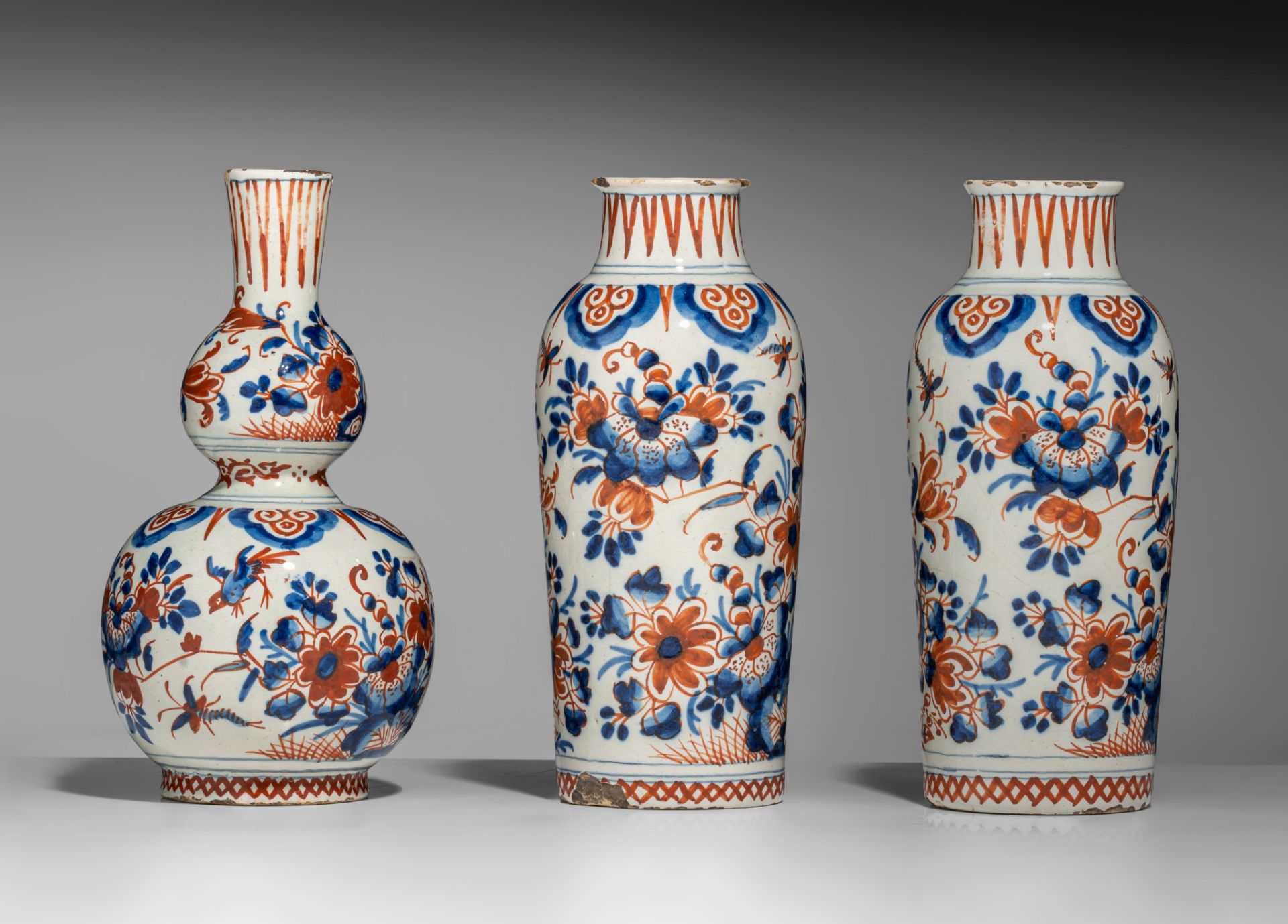 An 18thC Dutch Delft Imari-style cabinet set, H 22 cm - Image 5 of 10