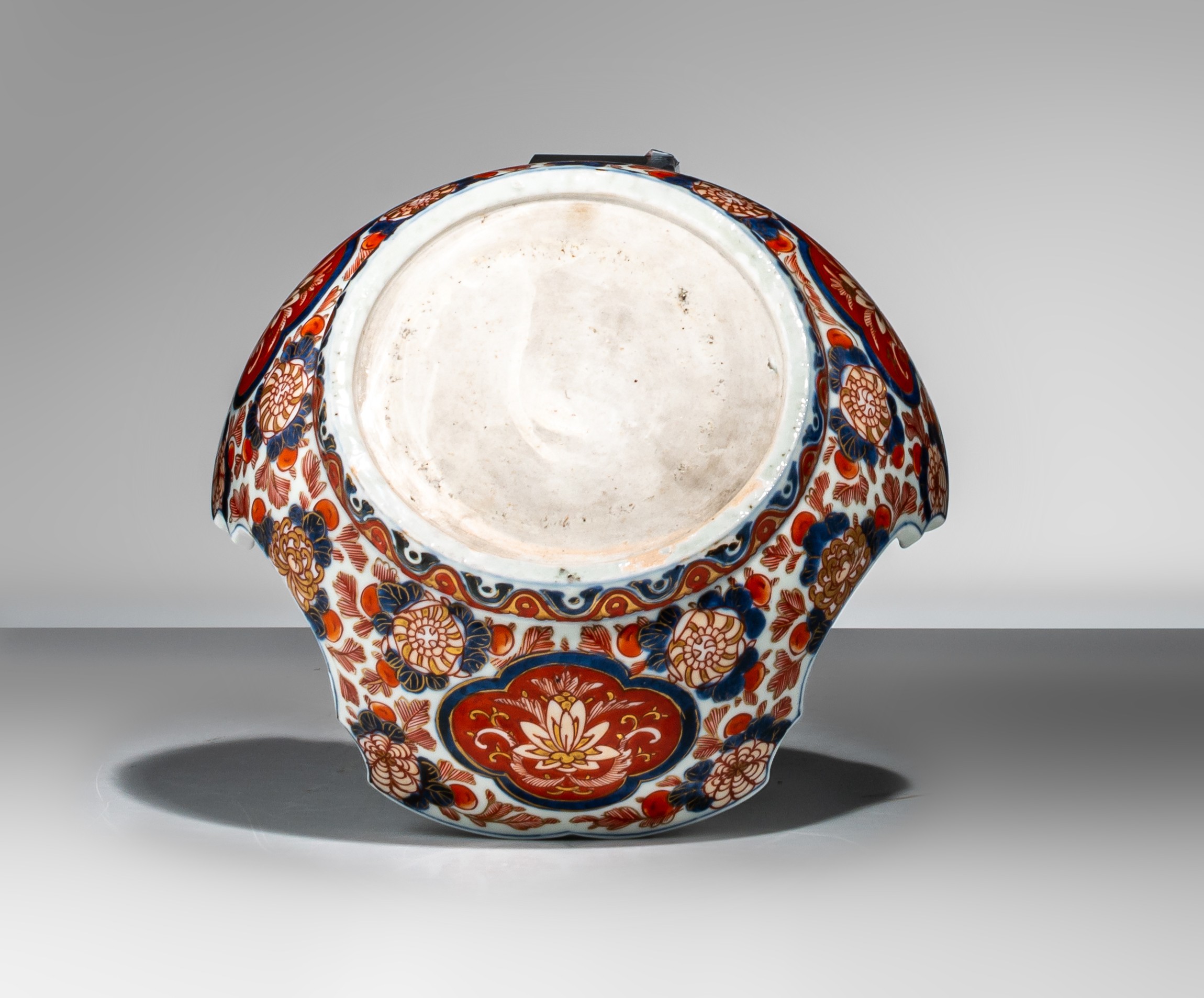 A pair of Japanese Imari covered vases, on a porcelain base, early Meiji, Total H 82,5 cm - Image 12 of 17