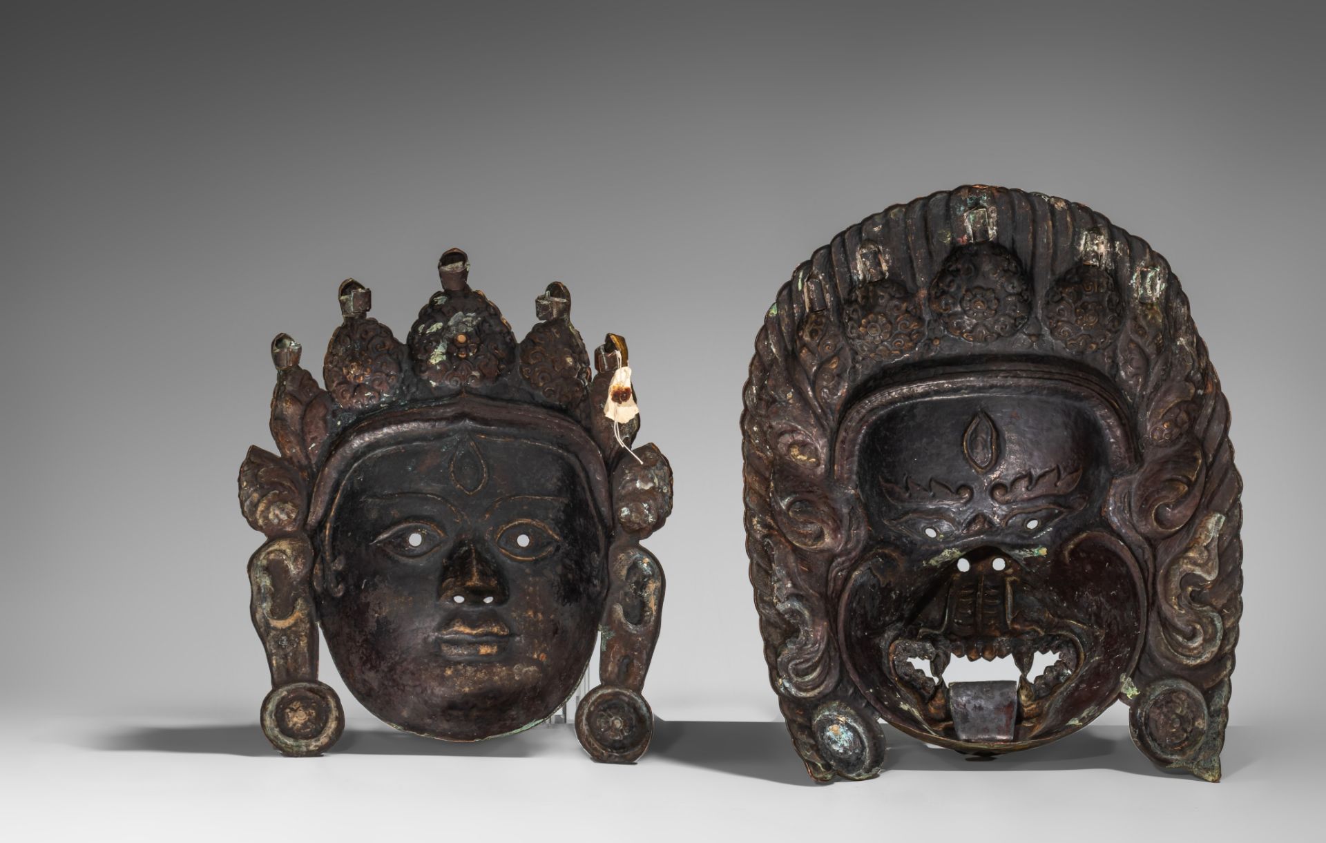 A Sino-Tibetan gilt bronze mask of Bodhisattva and one of a wrathful deity, 20thC, largest 32 x 26 c - Bild 3 aus 5