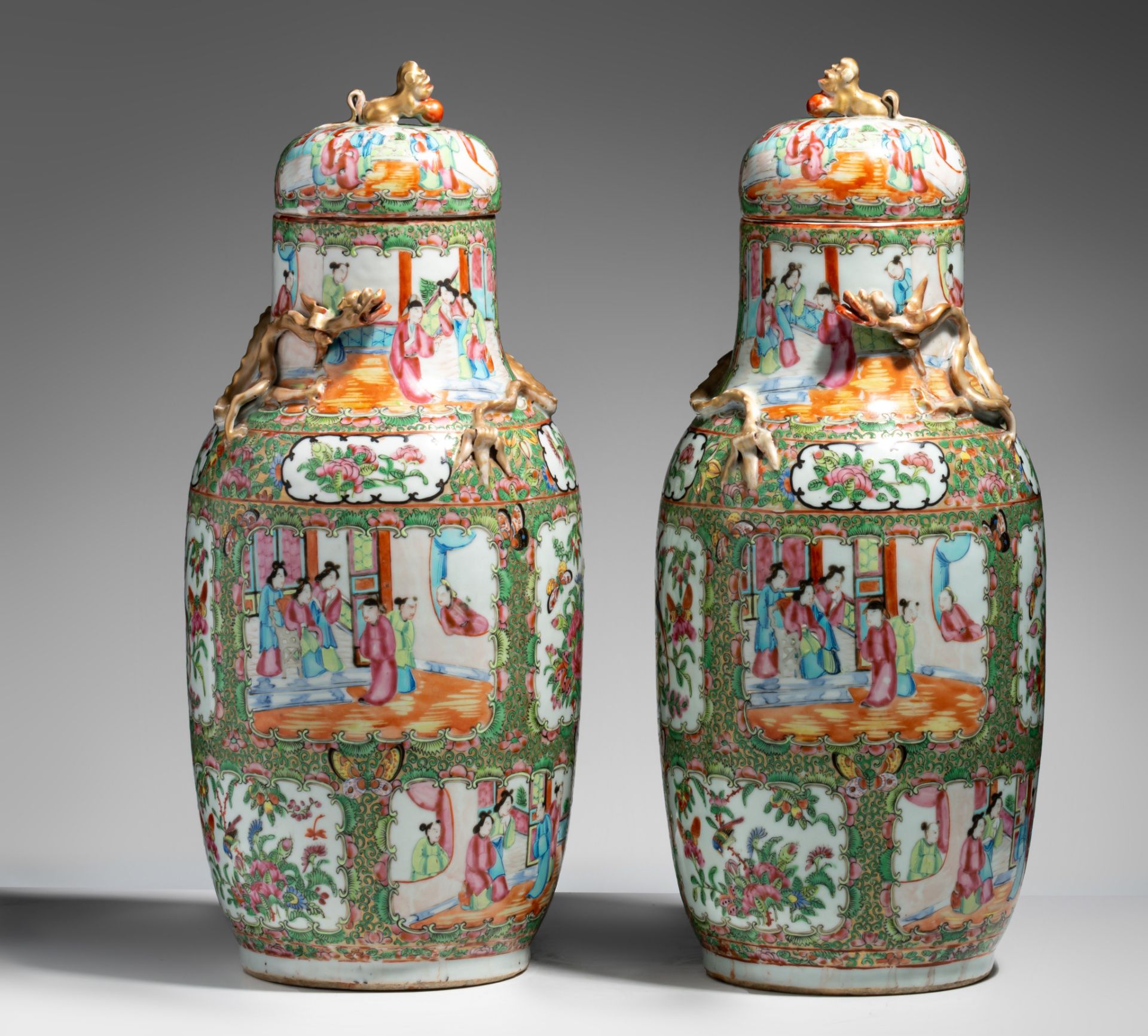 A pair of Chinese Canton lidded vases, 19thC, H 50 cm - Bild 2 aus 9