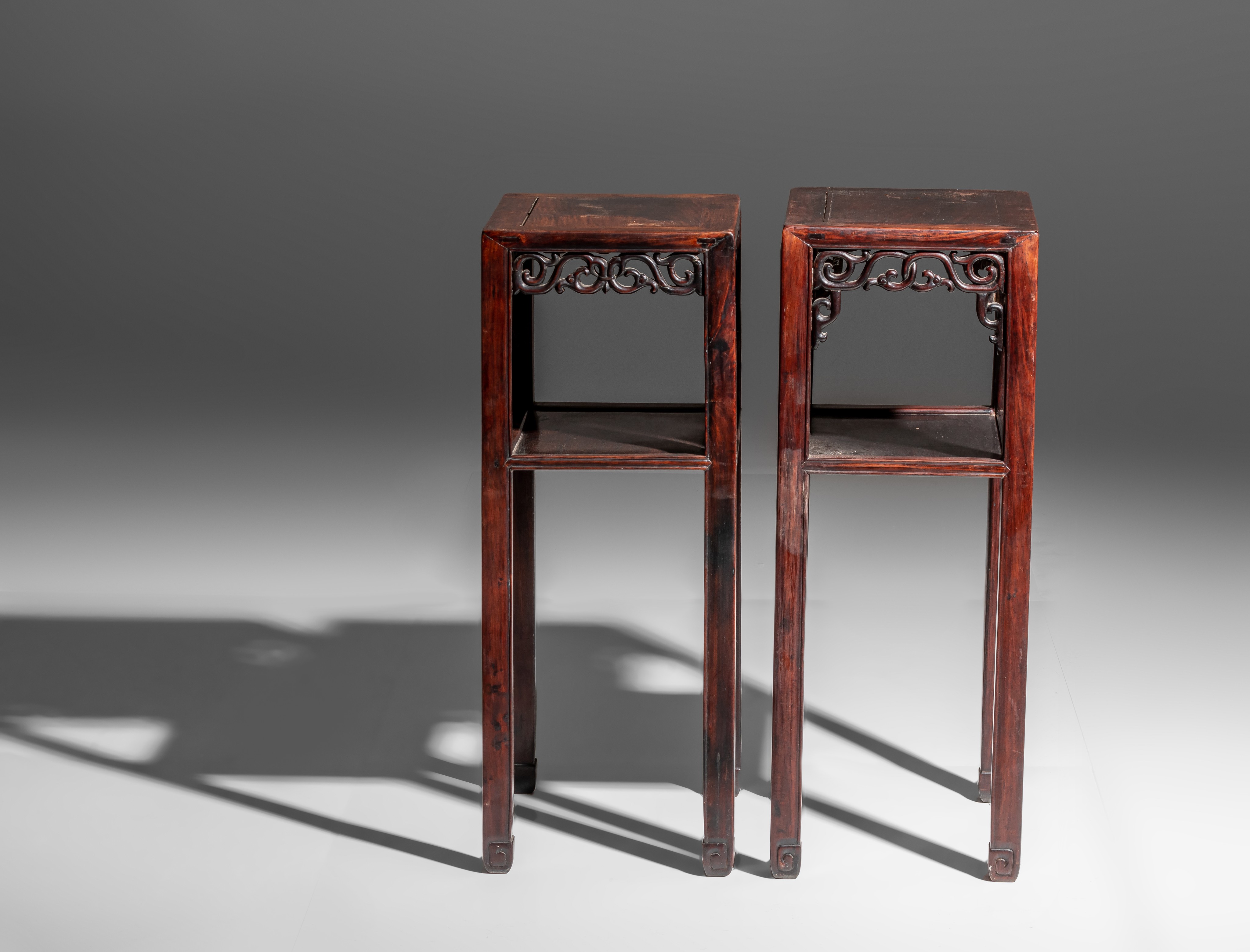 A pair of Chinese rosewood high stands, late Qing/Republic period, H 79,5 - 81 cm - Image 6 of 9