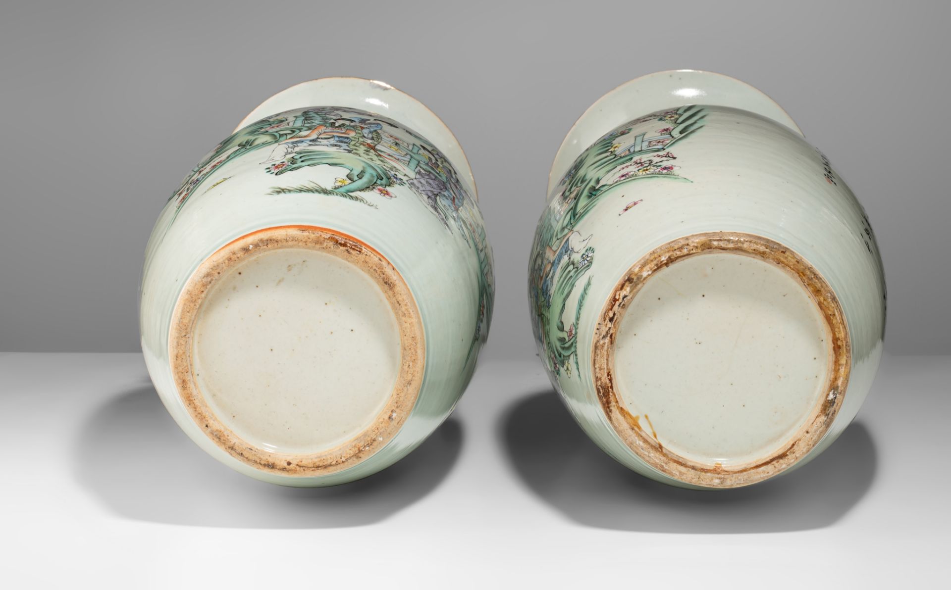 A pair of Chinese famille rose vases, with a signed text, paired with lingzhi handles, Republic peri - Bild 7 aus 7