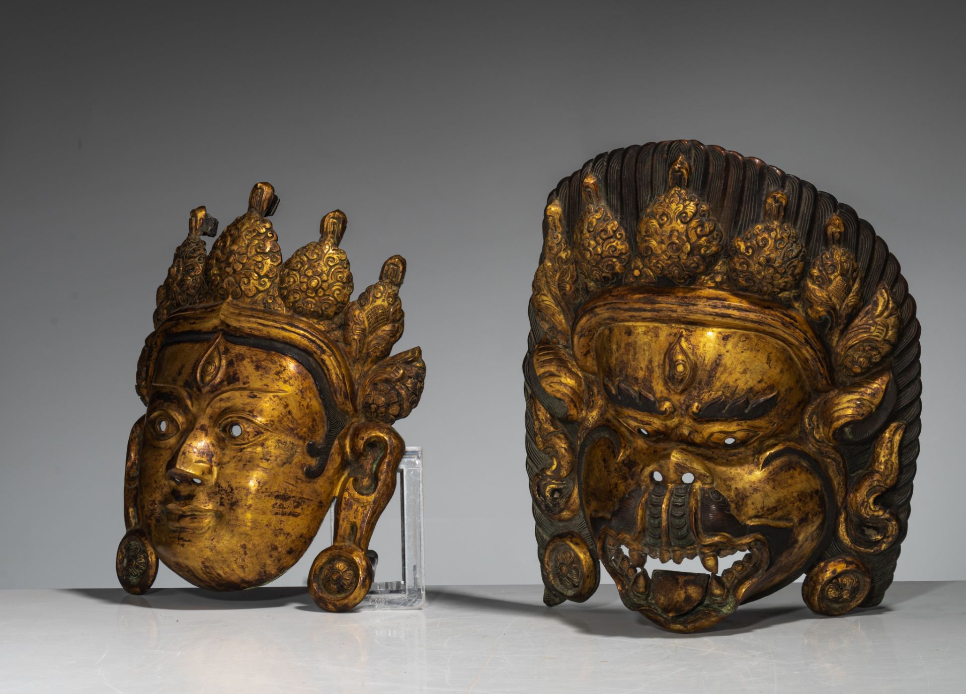 A Sino-Tibetan gilt bronze mask of Bodhisattva and one of a wrathful deity, 20thC, largest 32 x 26 c - Bild 4 aus 5