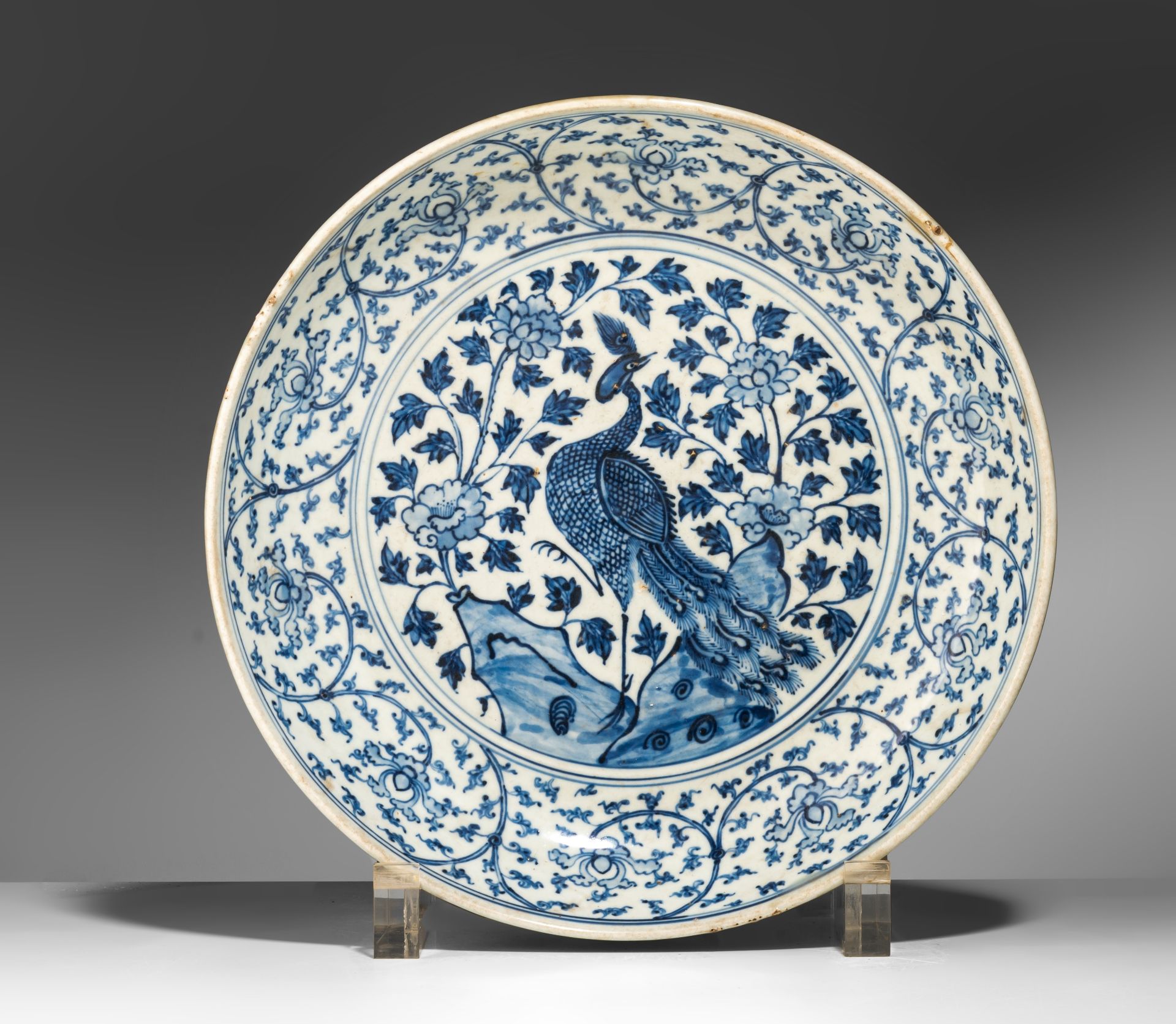 A Chinese Yuan-Ming style 'Phoenix in a garden' plate, ø 36,4 cm - Bild 2 aus 3