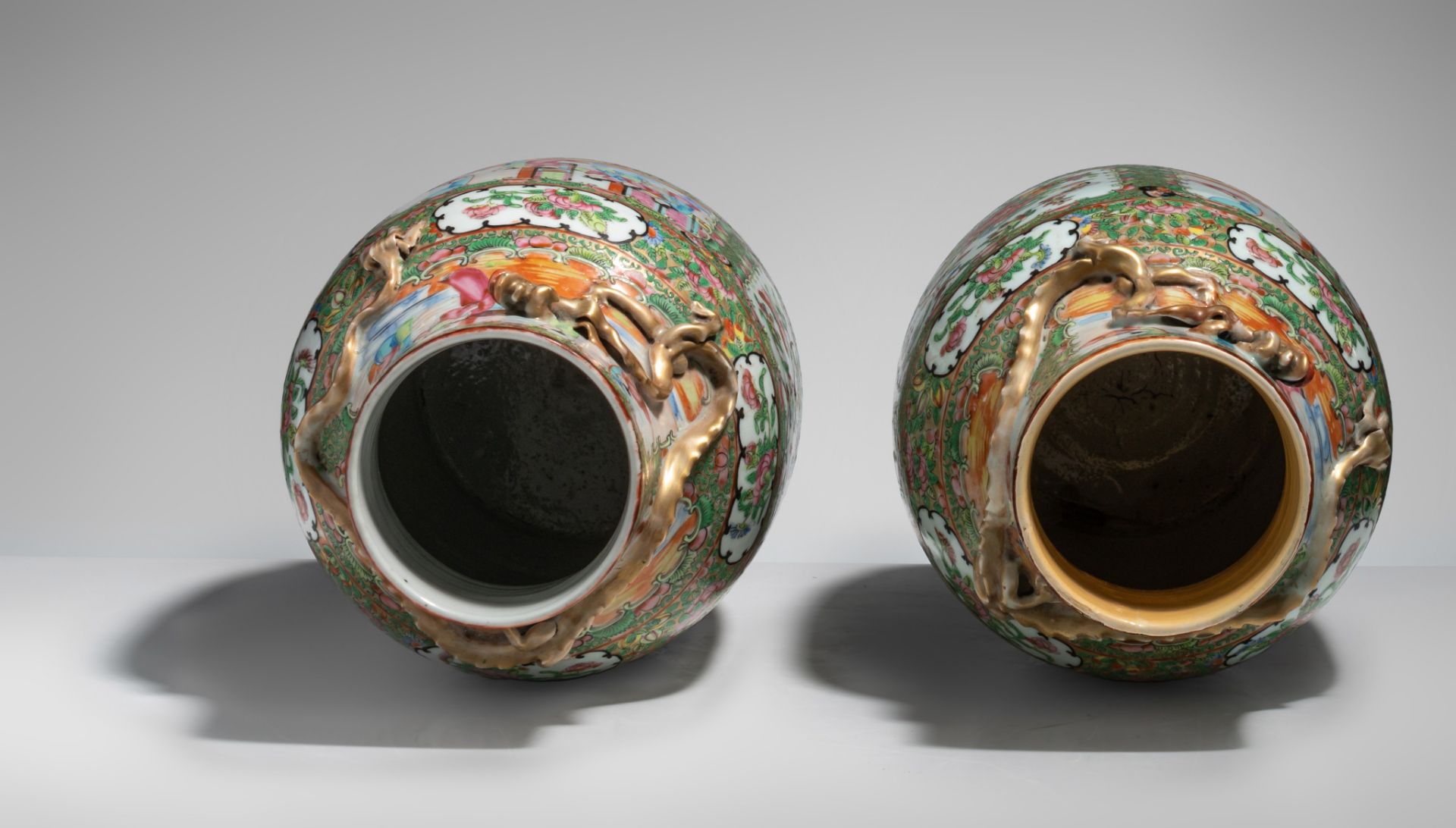 A pair of Chinese Canton lidded vases, 19thC, H 50 cm - Bild 6 aus 9