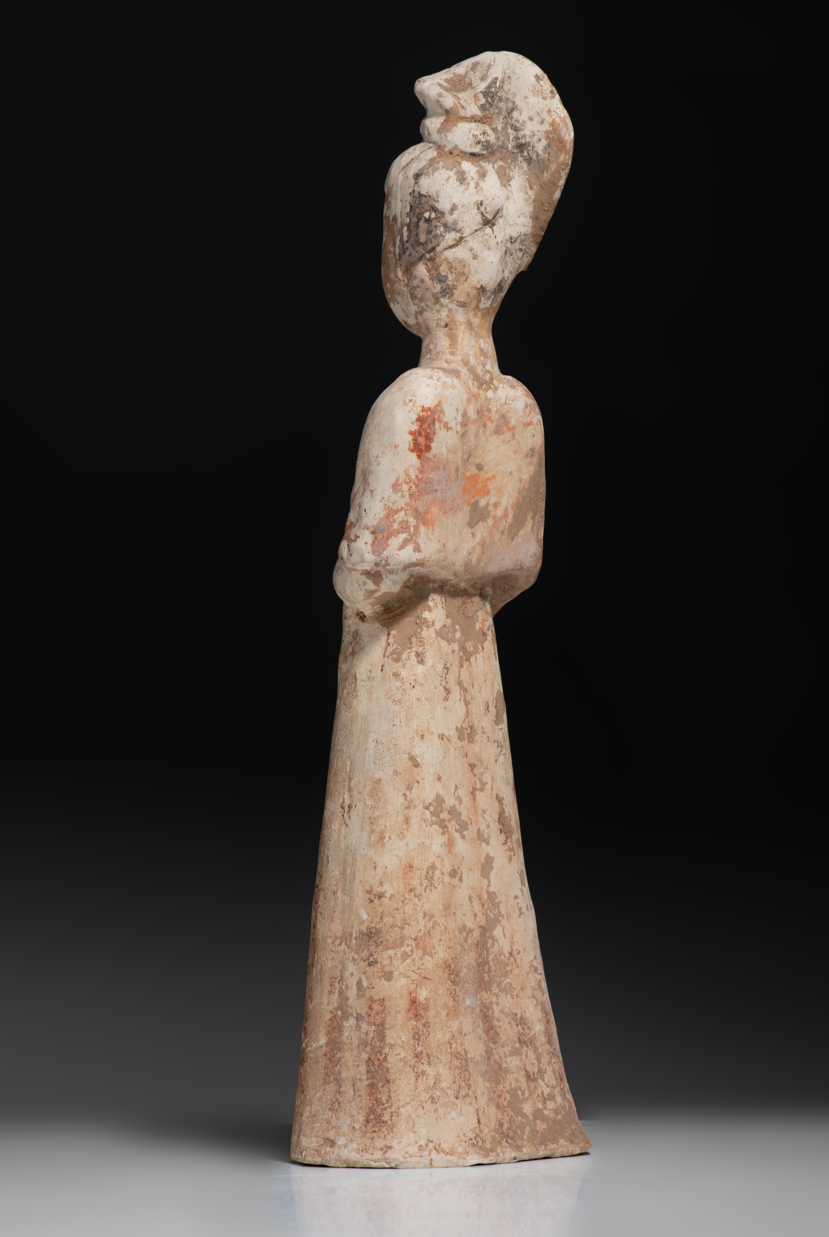 A Chinese painted pottery figure of a court lady, Tang dynasty, H 37,2 cm - Image 6 of 10