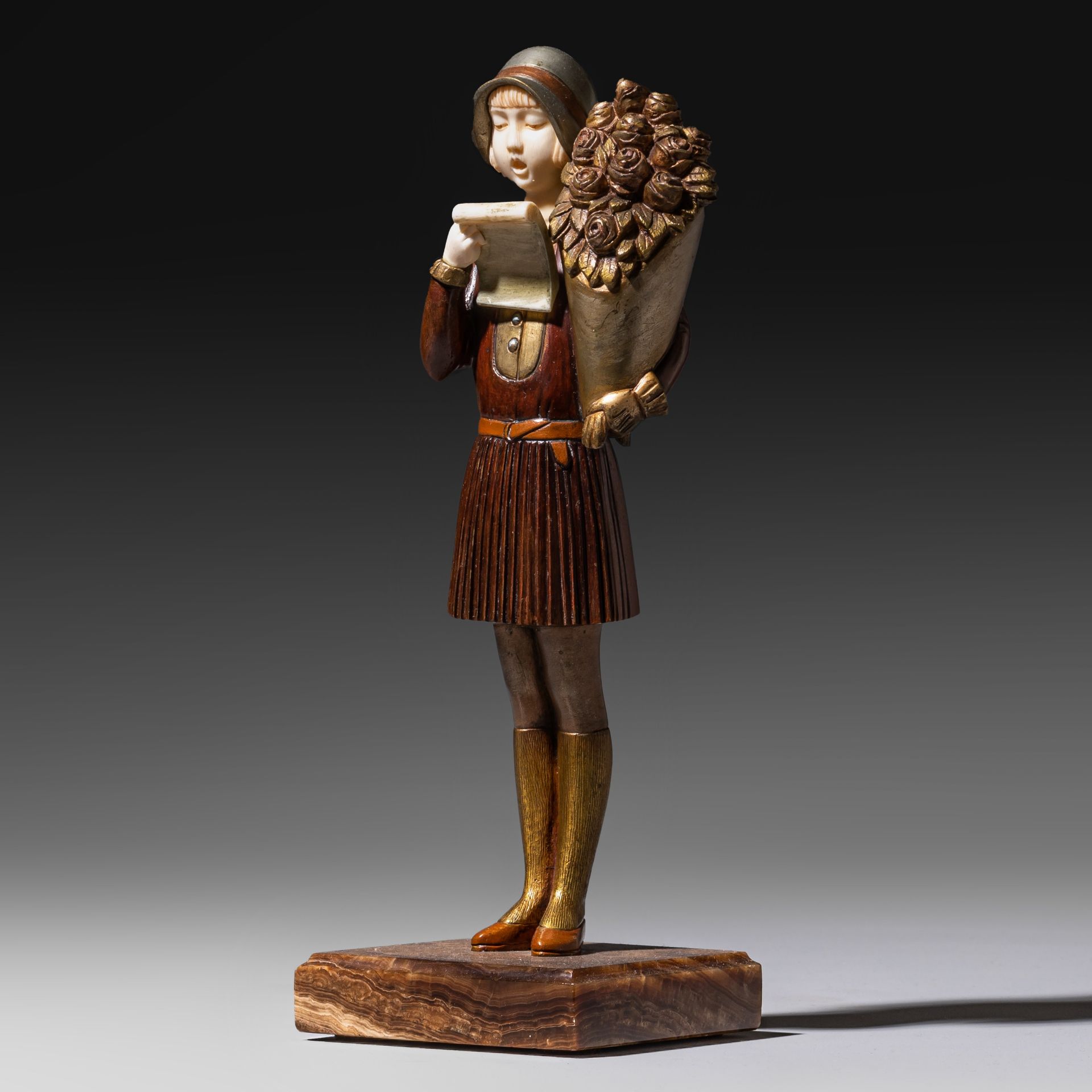 A chryselephantine of a singing lady on an onyx base, H 26,7 cm (fixed base) (+)