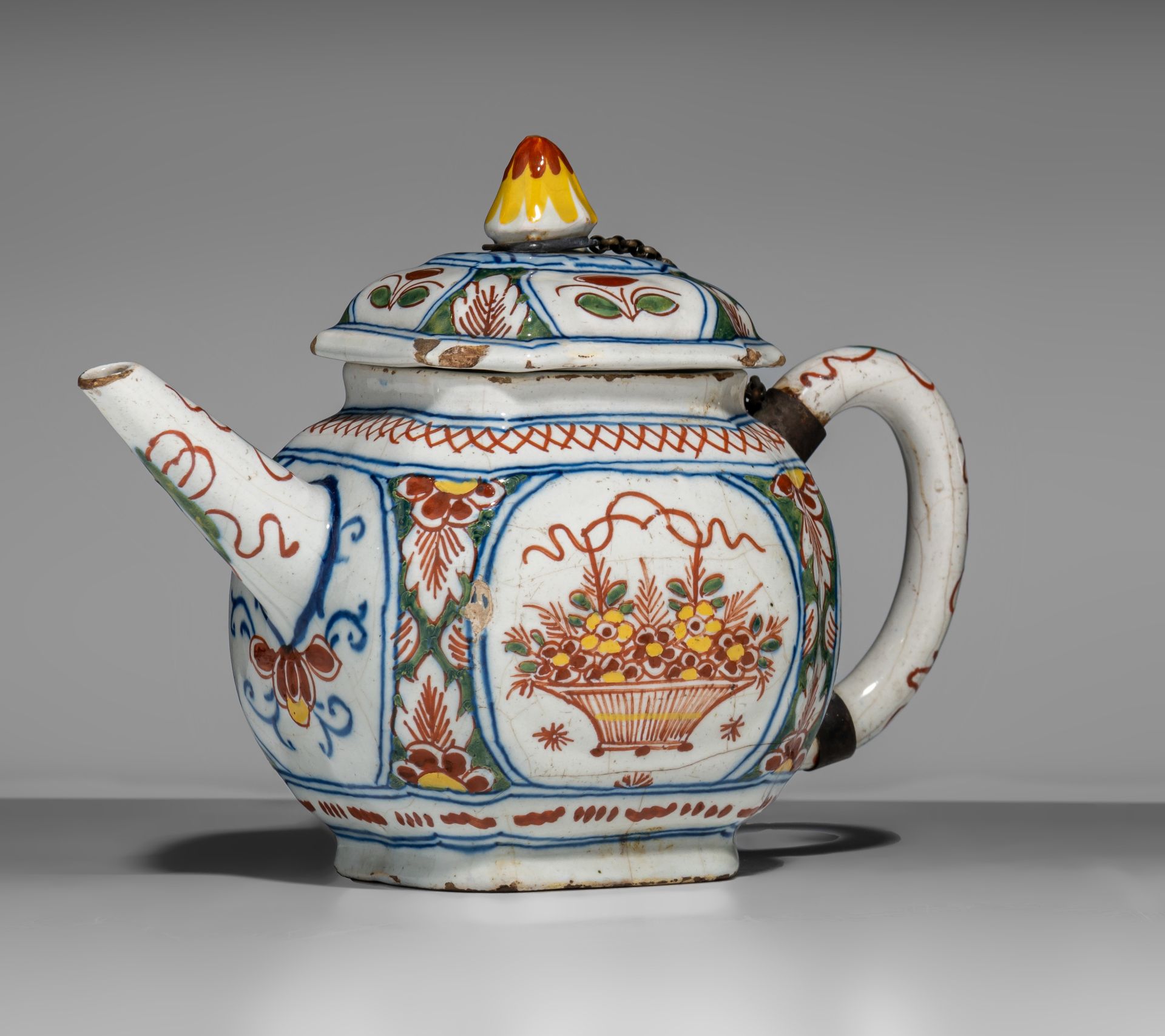 An 18thC Dutch Delft chinoiserie teapot, H 13 cm - Image 8 of 13