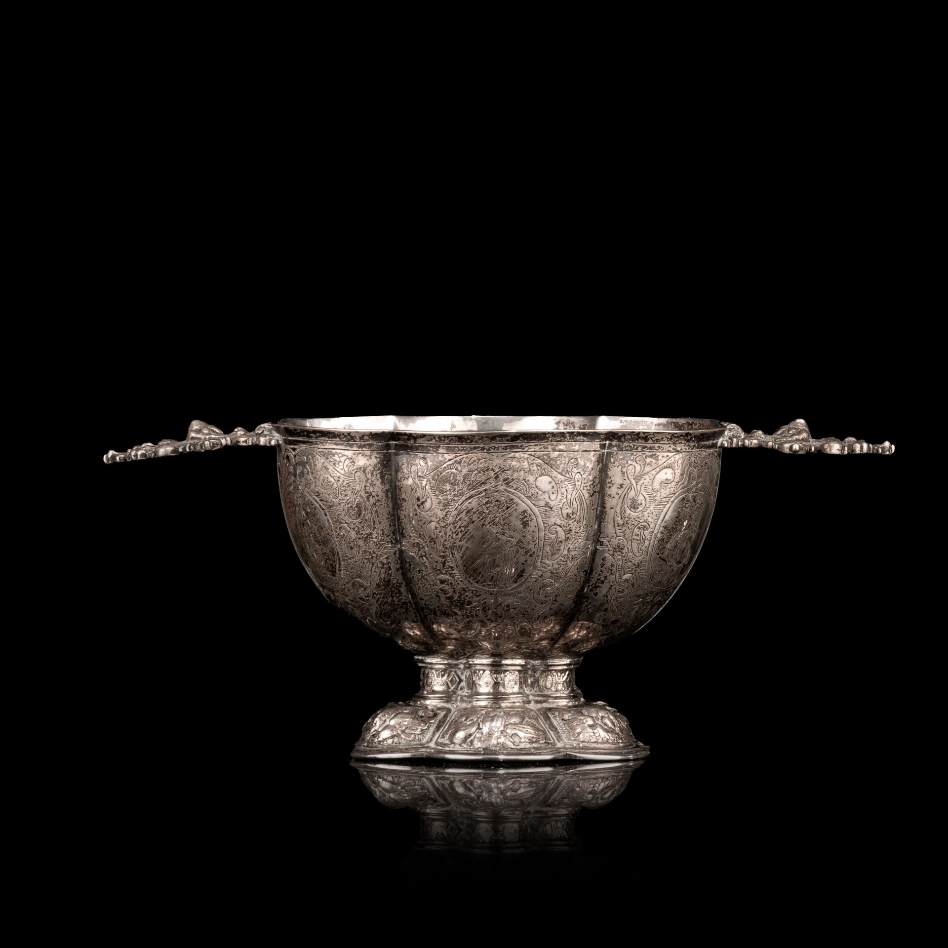A silver bowl, with apocryphal Dokkum hallmarks, year letter R, H 8 cm, weight: 232 g - Image 4 of 8