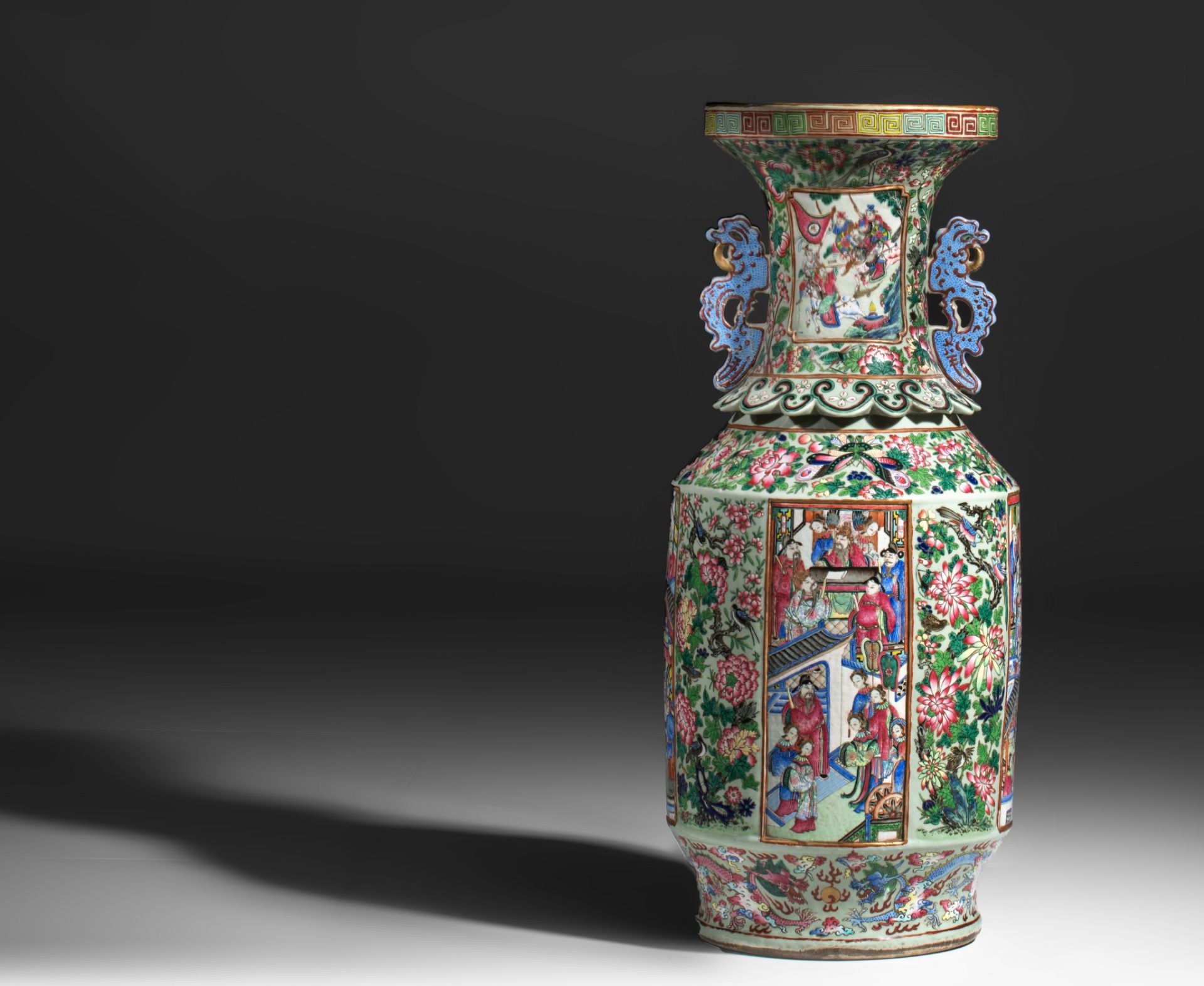 An imposing Chinese Canton famille rose vase, paired with stylised dragon handles, 19thC, H 85,4 cm - Bild 5 aus 14