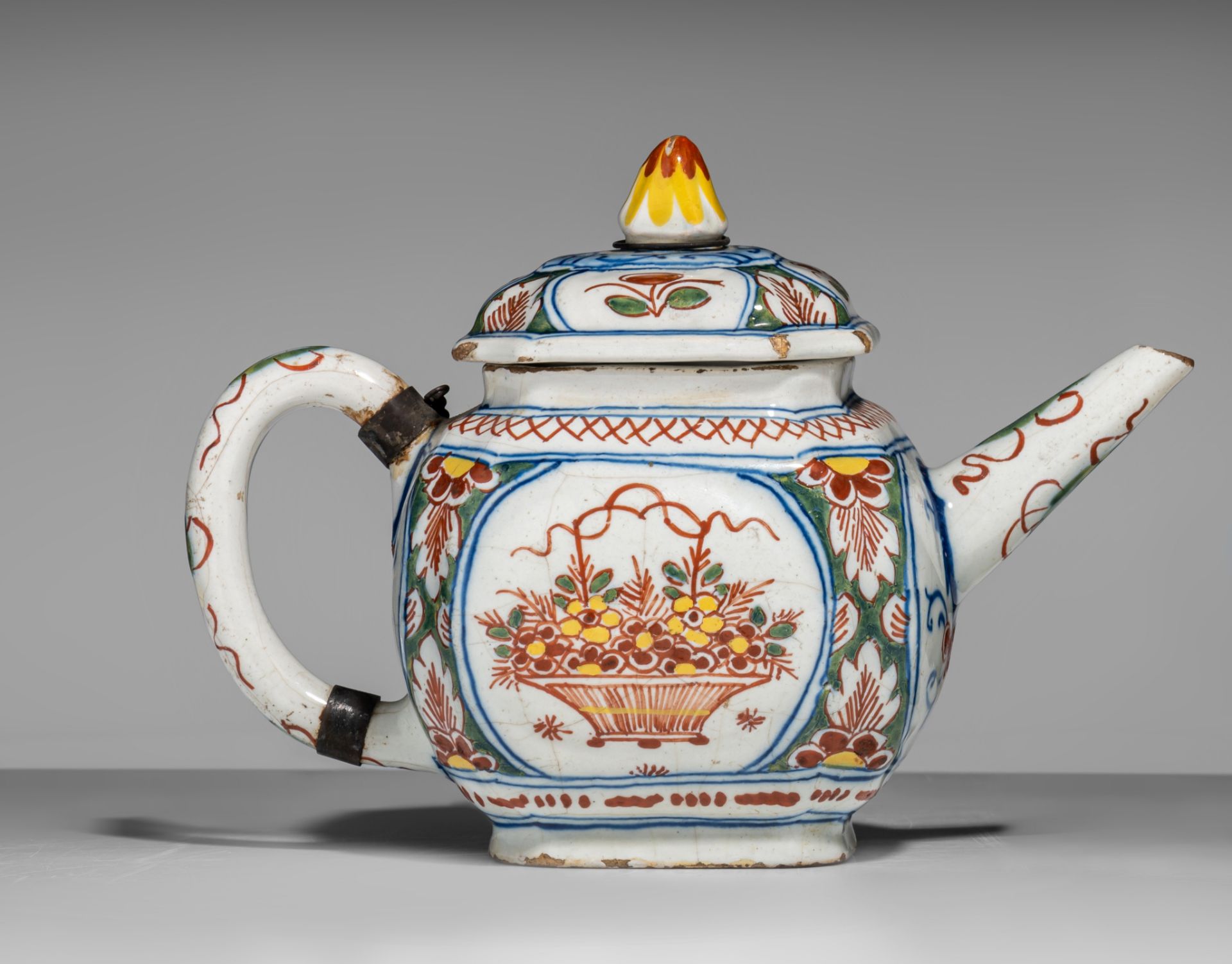 An 18thC Dutch Delft chinoiserie teapot, H 13 cm - Image 2 of 13