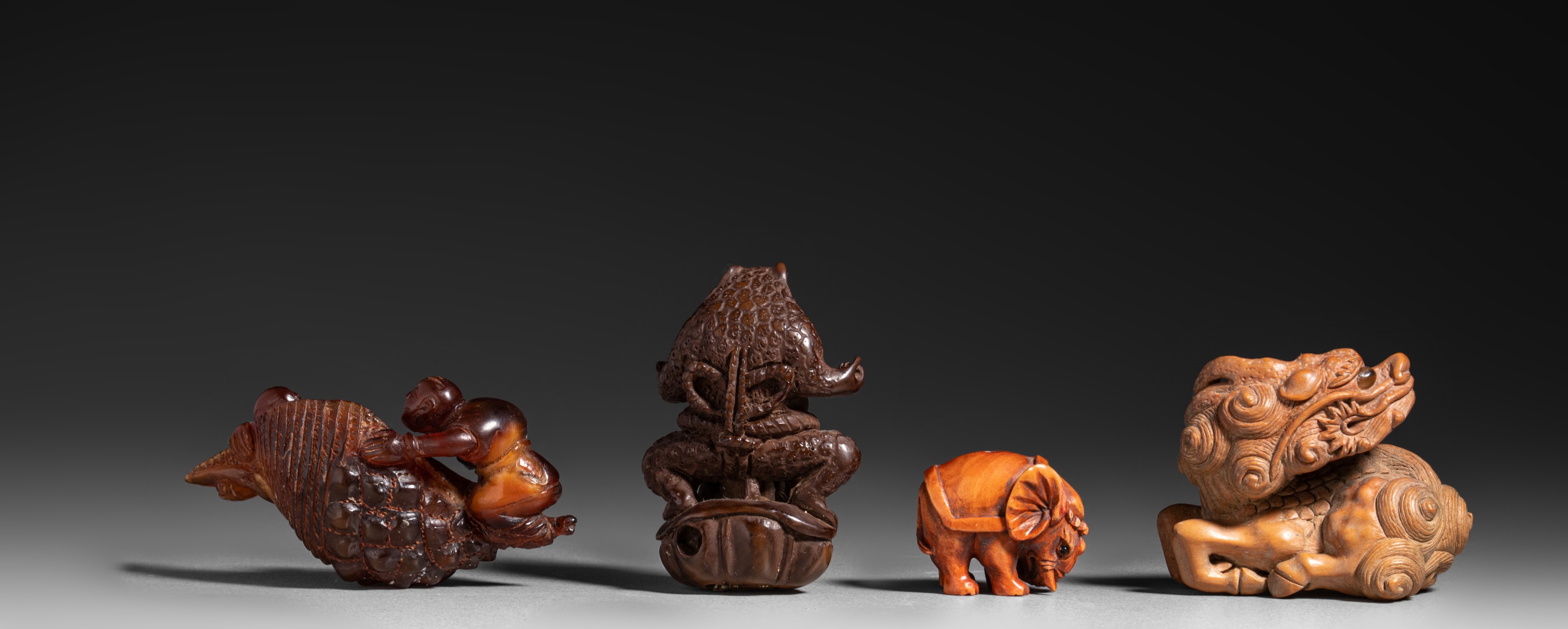 Two netsuke, an ojime and an okimono, 20thC, H 2,2 cm - H 3,9 cm - H 5,2 cm - H 3,3 cm - Image 4 of 6